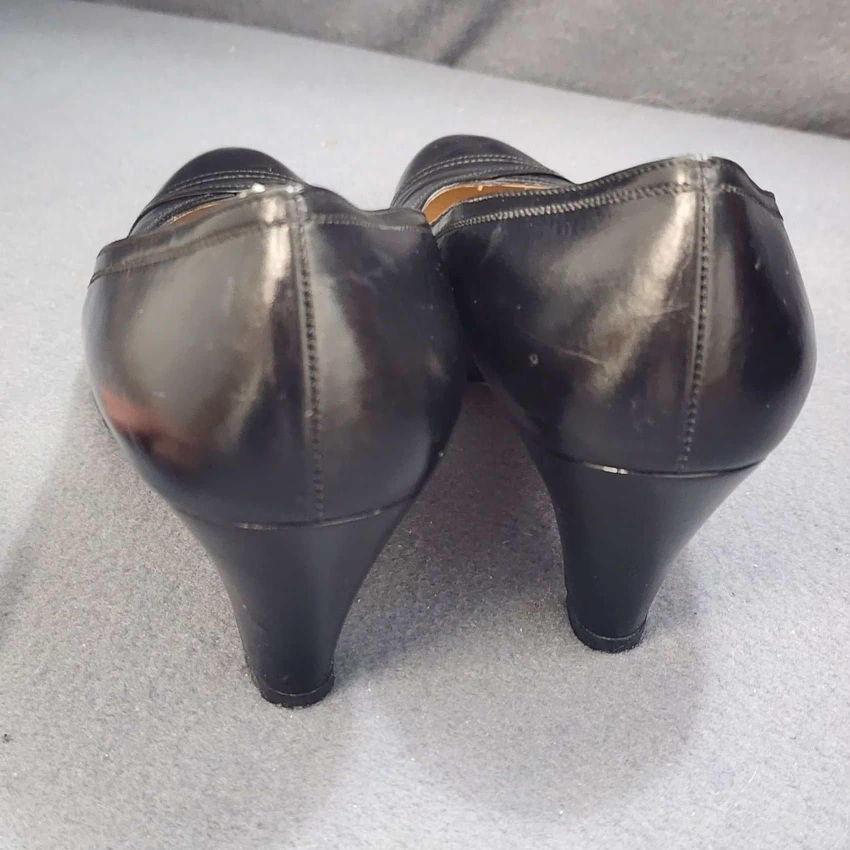 Salvatore Ferragamo VINTAGE Salvatore Ferragamo Pumps Womens 6B Black Leather Italy 2" Heel Pump Womens Mens? Size US 6 / IT 36 - 3 Thumbnail