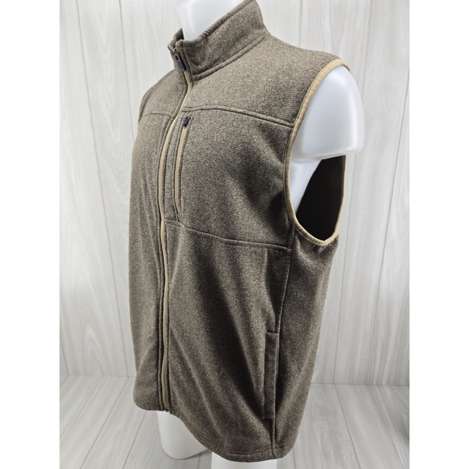 Izod VINTAGE Izod Vest XL Beige Polyester Full Zip Sleeveless Golf Sweater Pockets (No, Vintage not applicable) Size US XL / EU 56 / 4 - 4 Thumbnail