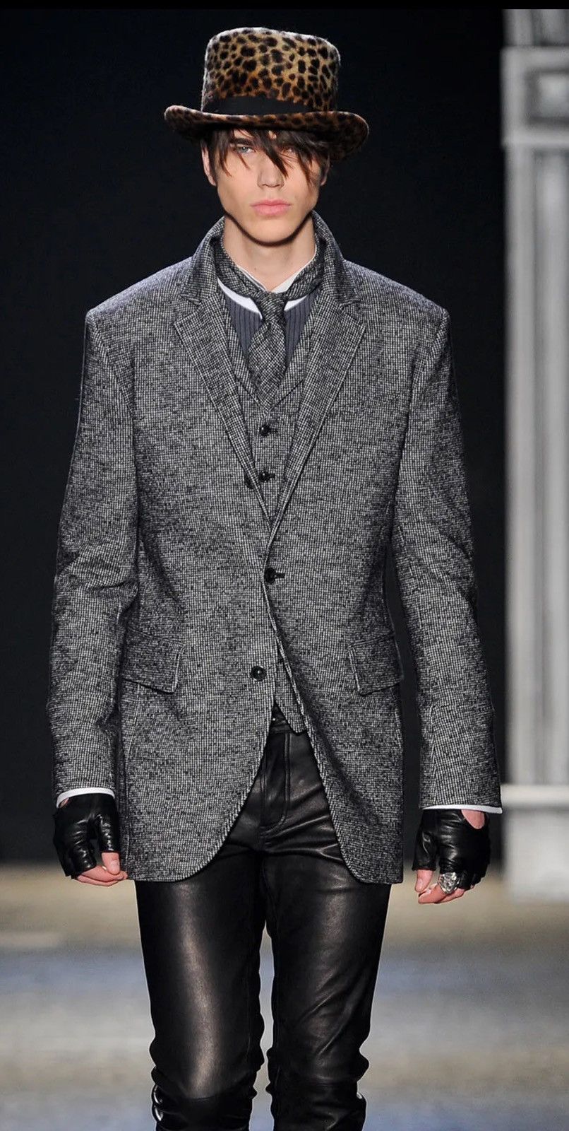 Runway notch lapel jacket. 54