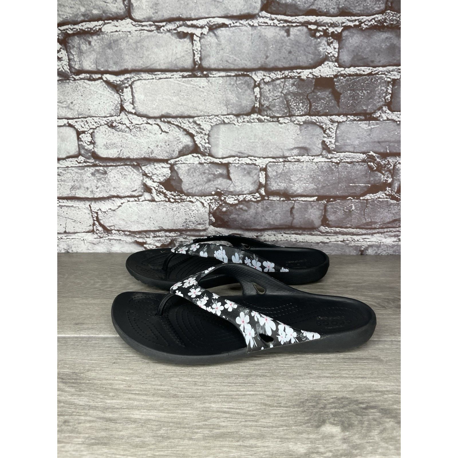 Crocs Crocs Kaydee II Gray Floral Seasonal Thong FlipFlops Sandals Size US 7 / IT 37 - 15 Thumbnail