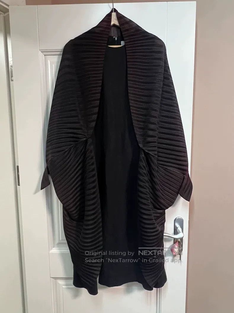Issey Miyake Issey Miyake Red & Black Gradient Pleated Convertible Card Size L / US 10 / IT 46 - 6 Thumbnail