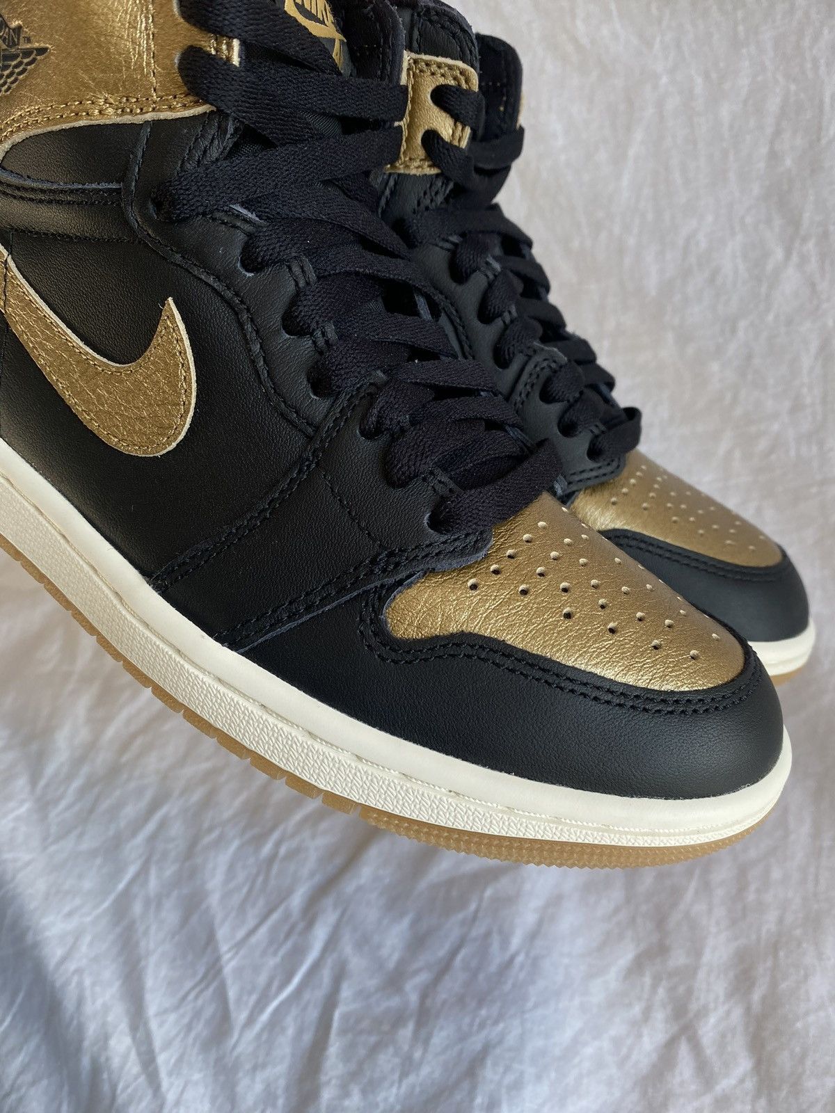 Jordan Brand Nike Air Jordan One Metalic Gold Size US 5.5 / EU 38 - 5 Thumbnail