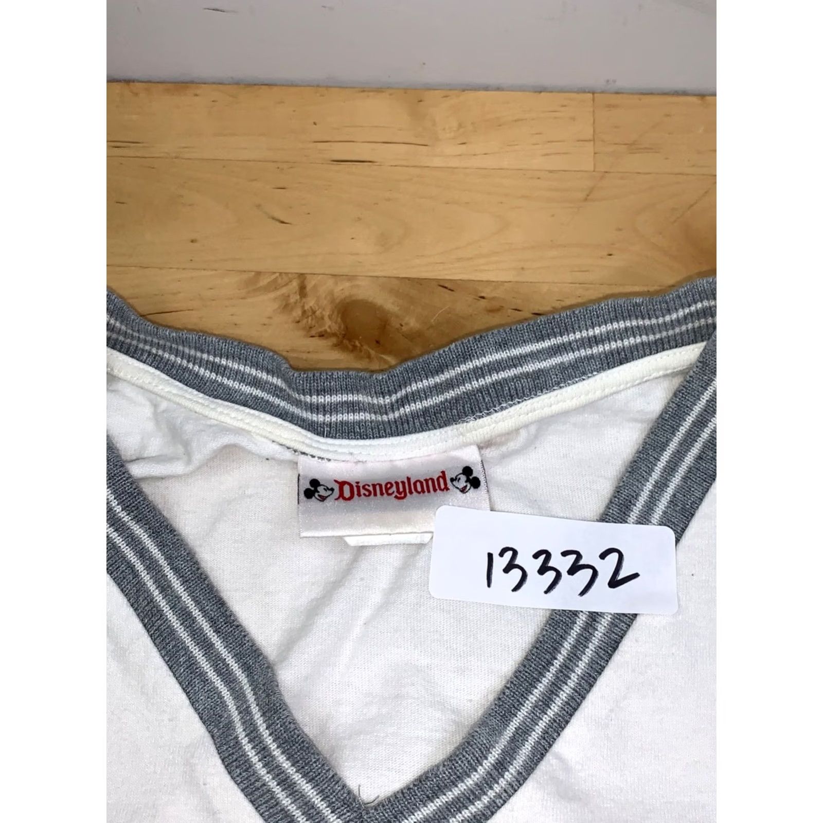 Disney VINTAGE Disney Mickey Mouse V-Neck Shirt Men XL White Casual USA 13332 Size US XL / EU 56 / 4 - 2 Thumbnail