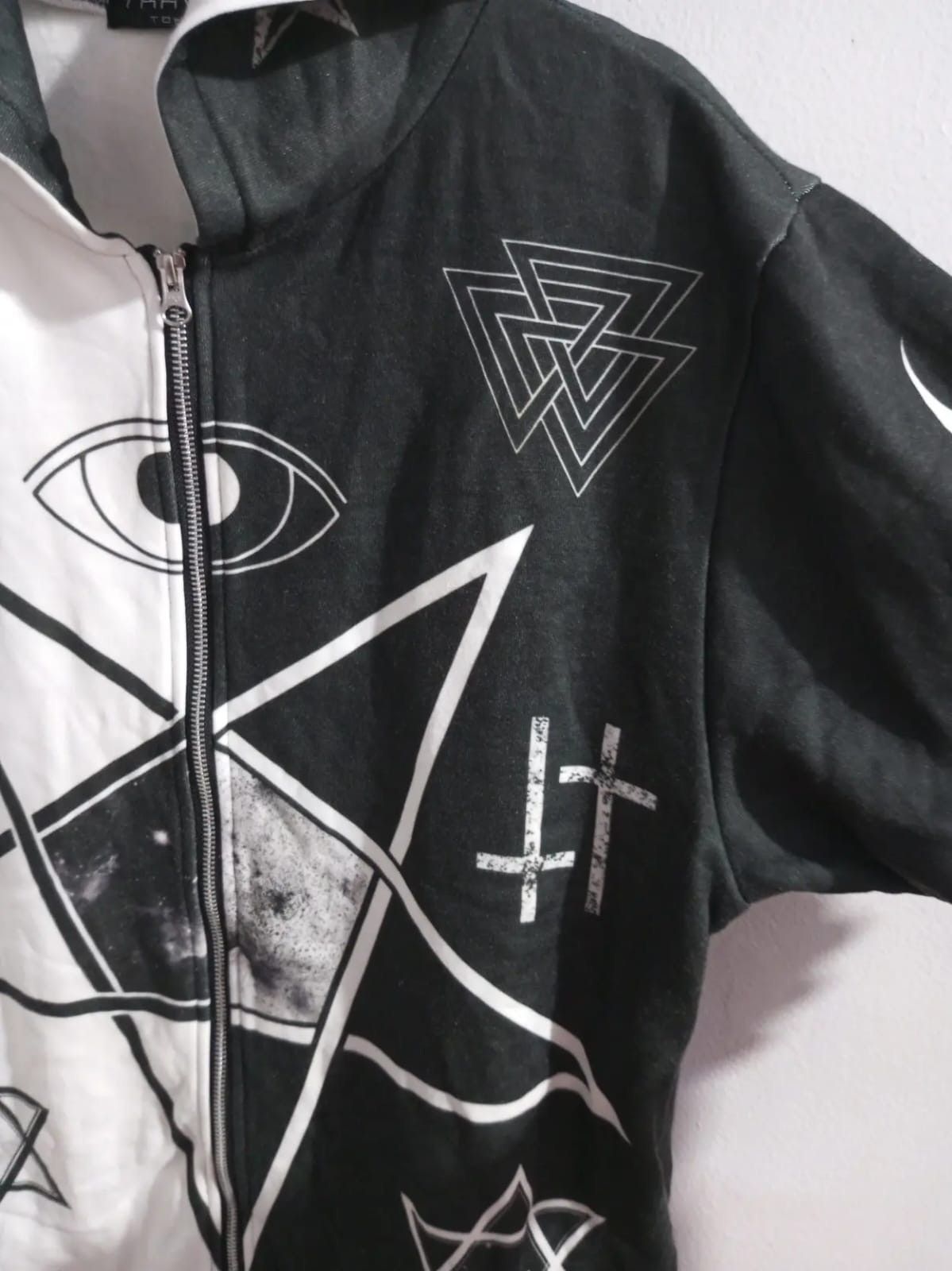 Japanese Brand Travas tokyo iluminati cross hoodie Size US L / EU 52-54 / 3 - 12 Thumbnail