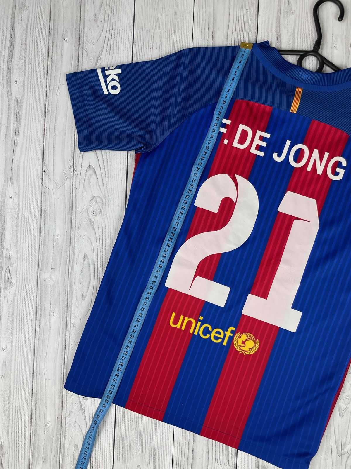 Nike Vintage nike Barcelona soccer jersey 21 De Jong rare size Xs Size US XS / EU 42 / 0 - 7 Thumbnail