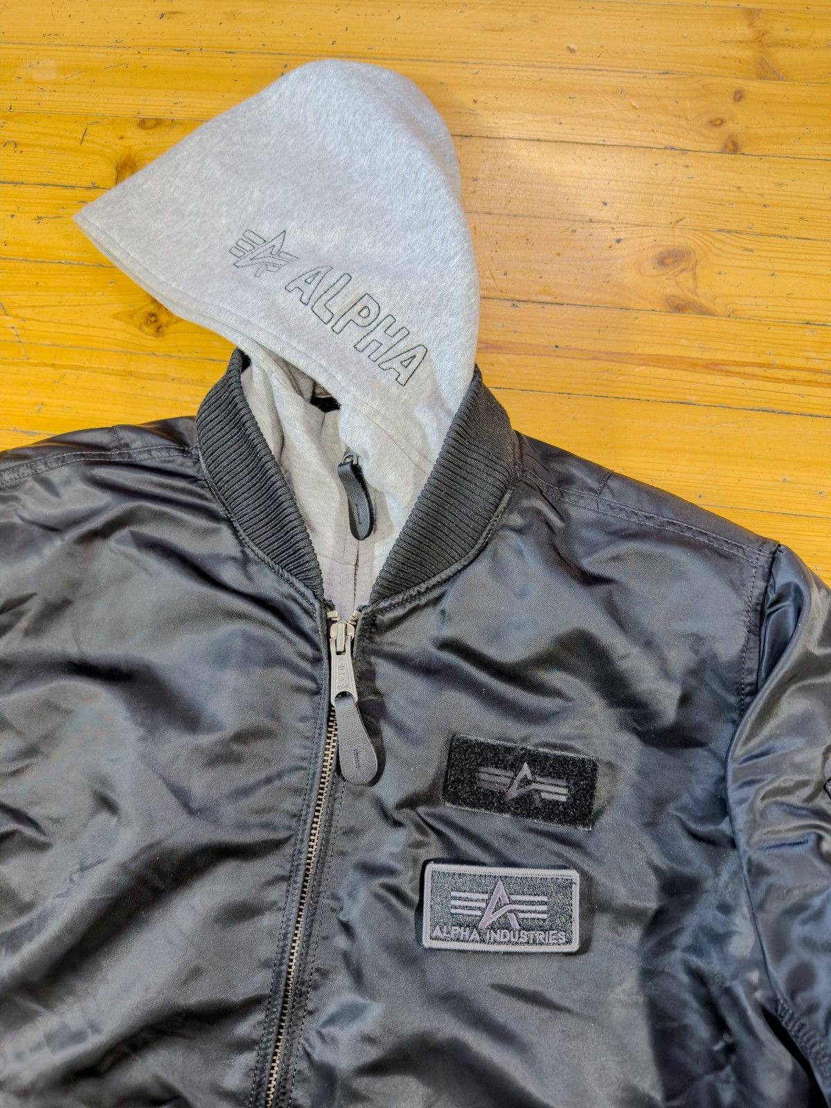 Alpha Industries Alpha industries with detachable gray hood bomber jacket Size US L / EU 52-54 / 3 - 4 Thumbnail