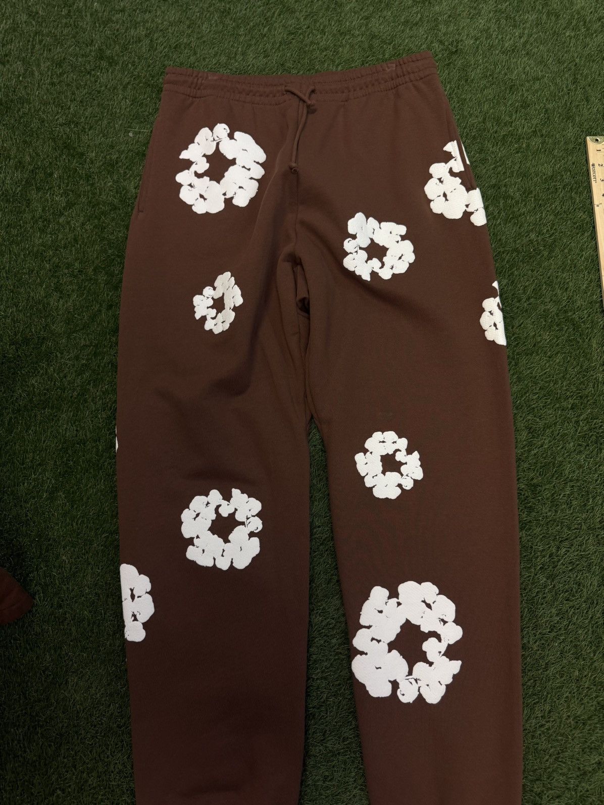 DENIM TEARS Denim Tears Cotton Wreath Sweatpants Size L (NEW) Size US 33 - 3 Thumbnail