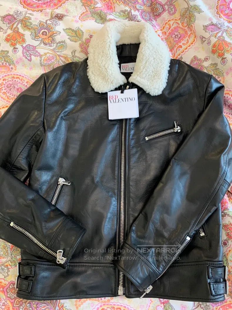 Valentino Valentino The woman wears a leather coat Size S / US 4 / IT 40 - 1 Thumbnail