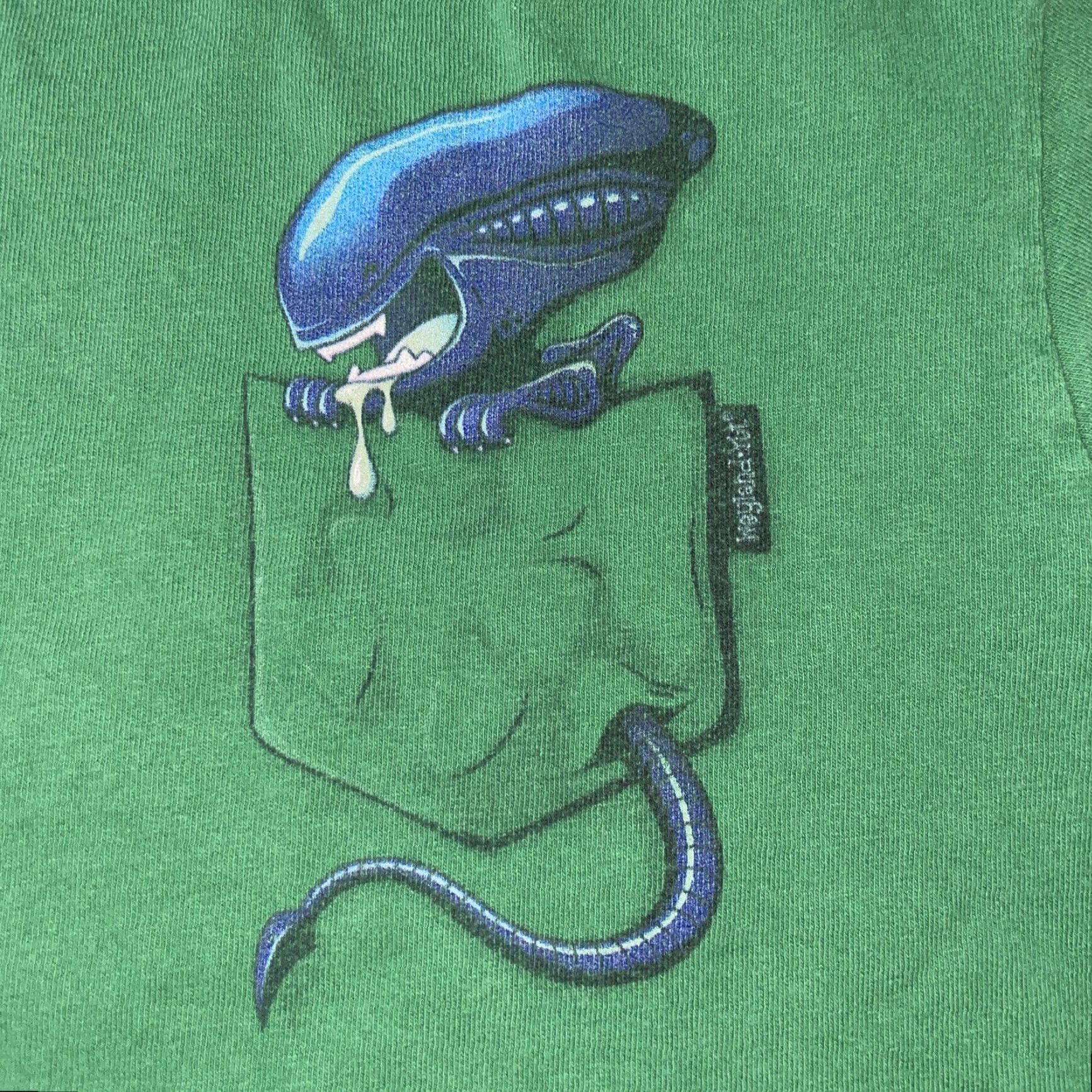 Vintage VINTAGE Designed By Humans Alien Pocket T-Shirt Green S Mens 17x22 Pocket Size US S / EU 44-46 / 1 - 2 Thumbnail