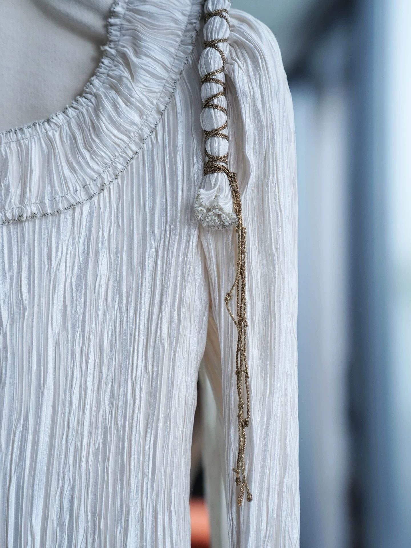 Mary McFadden Mary McFadden Couture White Pleated Tie Lined Dress US8 Size M / US 6-8 / IT 42-44 - 3 Thumbnail
