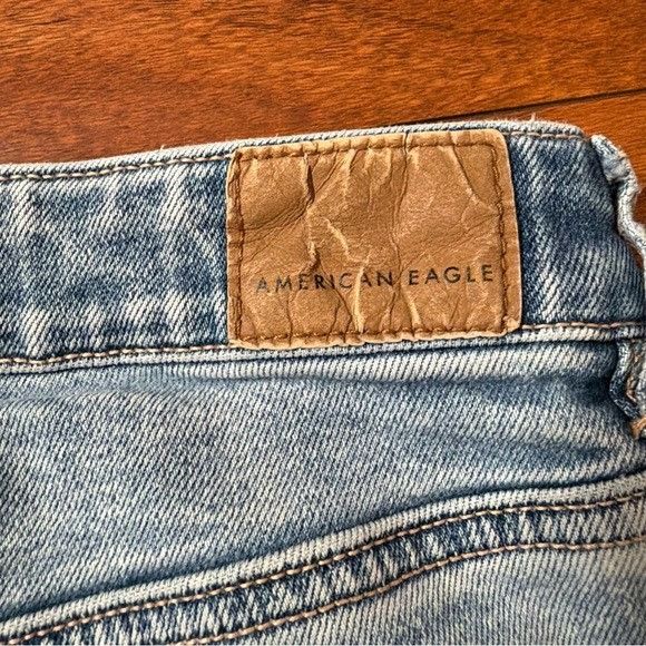 American Eagle Outfitters American Eagle Outfitters Light Blue Straight Leg Mom Jeans Size 26" / US 2 / IT 38 - 3 Thumbnail