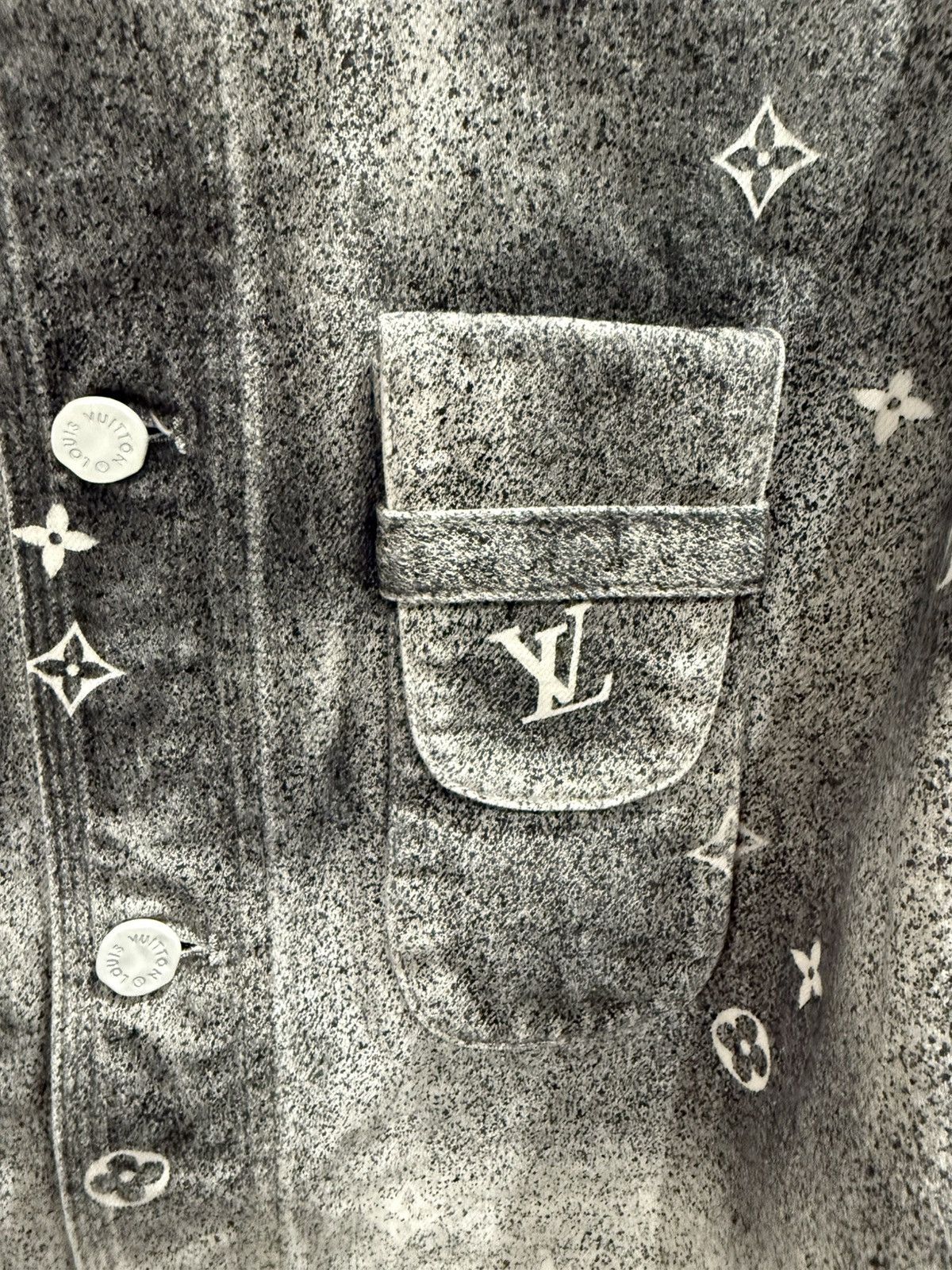 Louis Vuitton Louis Vuitton White Grey Monogram Spray Denim Overshirt Size US L / EU 52-54 / 3 - 2 Thumbnail
