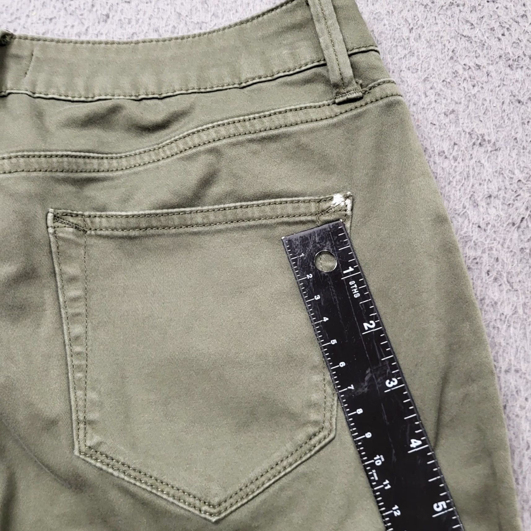 Olive a.n.a. A New Approach Women's Size 6 Petite Olive Green Cargo Pants Cropped Zip Size 28" / US 6 / IT 42 - 4 Thumbnail