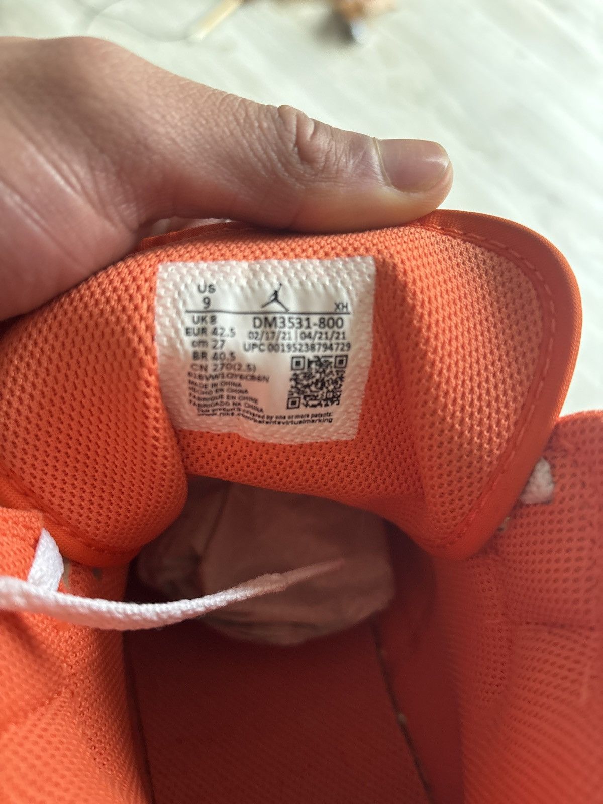 Jordan Brand × Nike Electro Orange Jordan 1 Mid Size US 9 / EU 42 - 7 Thumbnail