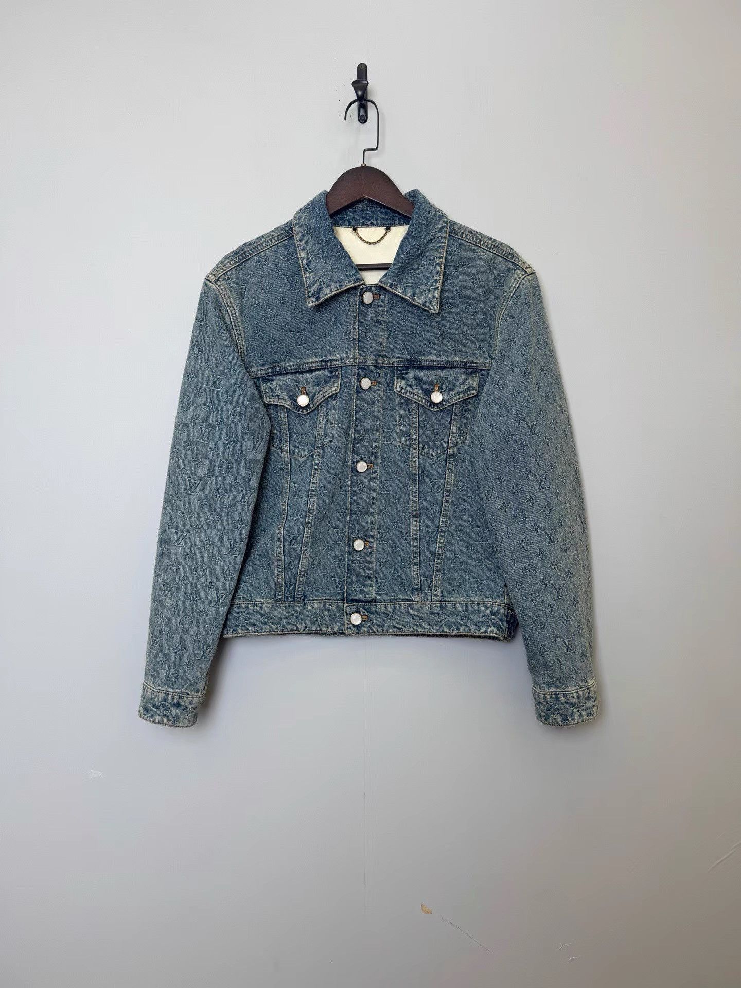 Louis Vuitton Louis Vuitton SS25 Monogram Pearl Button Denim Jacket K36 Size US S / EU 44-46 / 1 - 1 Thumbnail