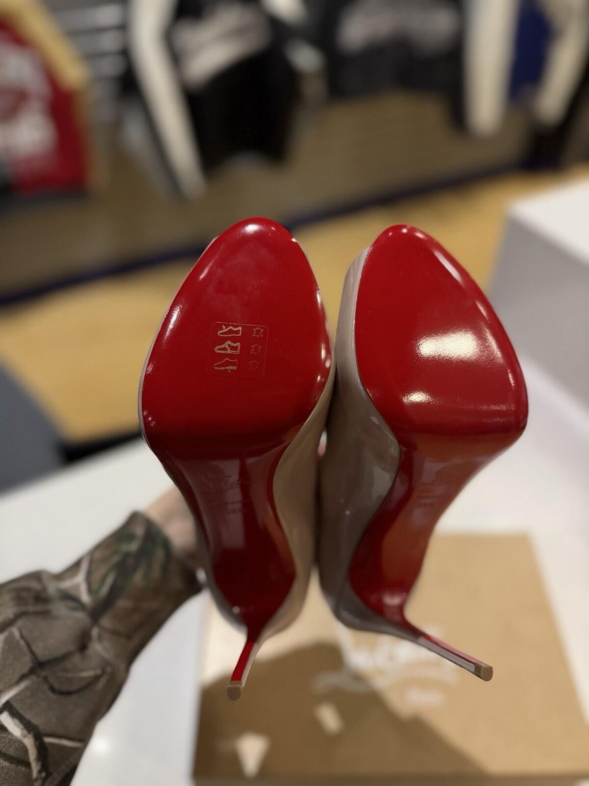Christian Louboutin Christian Louboutin Alta Paten Scallop Peep Toe Pump 39.5EU Size US 9.5 / IT 39.5 - 12 Thumbnail