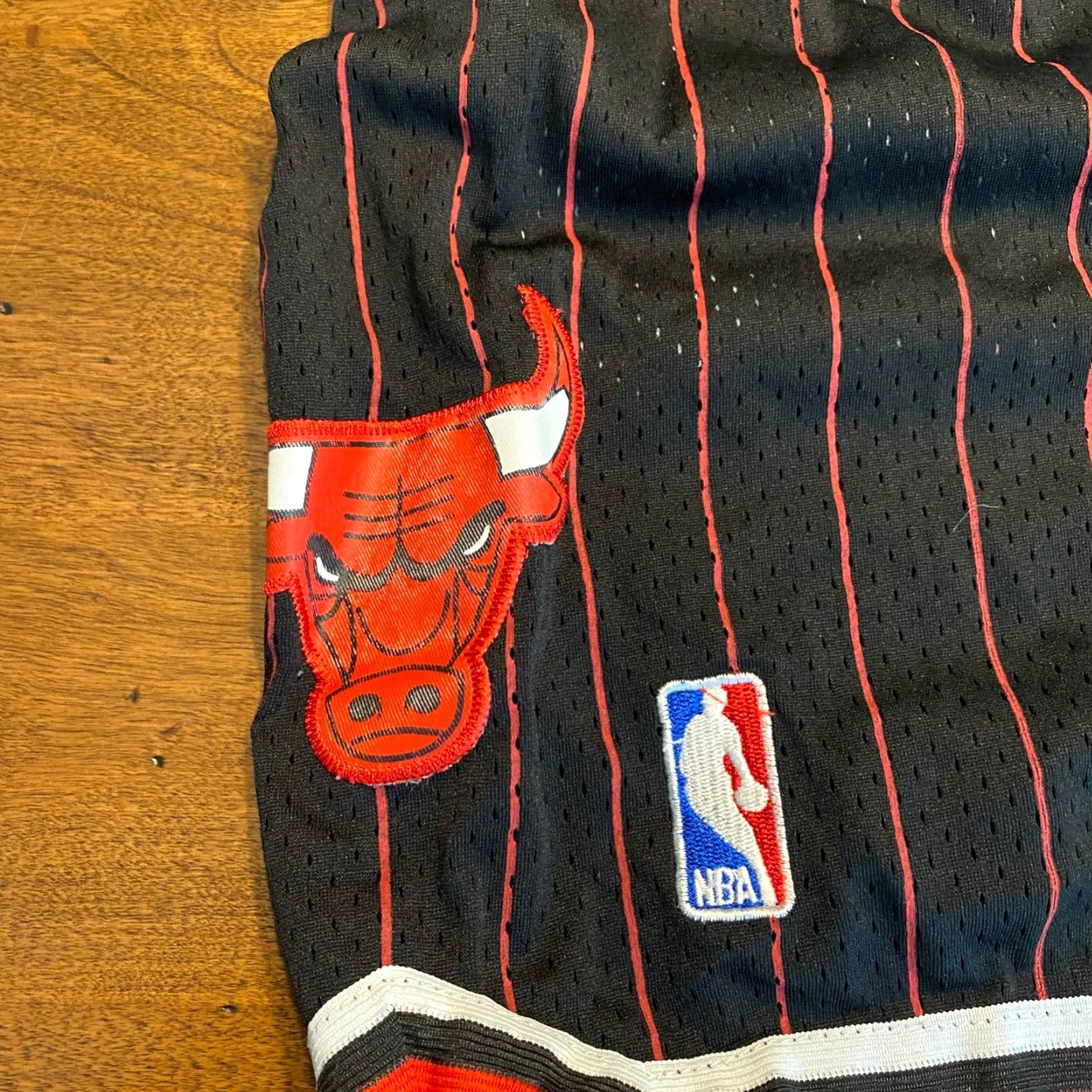 Adidas VINTAGE CHICAGO BULLS Shorts Mens Small x 10" Black Red adidas Athletic Drawstring Lined Polyester 24 Waist 10 in Inseam Sports Basketball Mens Size US 29 - 3 Thumbnail