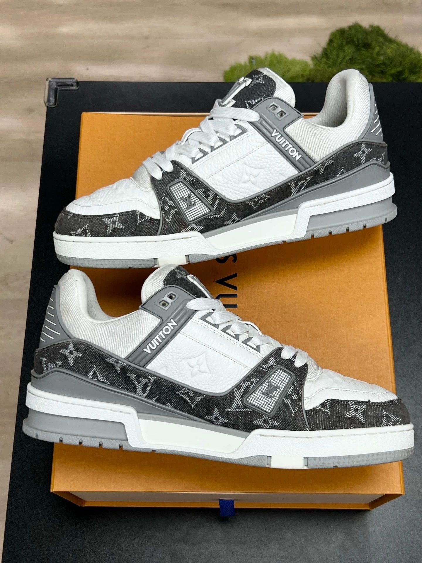 Louis Vuitton lv trainer gray and white sneakers uk7 Size US 7 / EU 40 - 6 Thumbnail