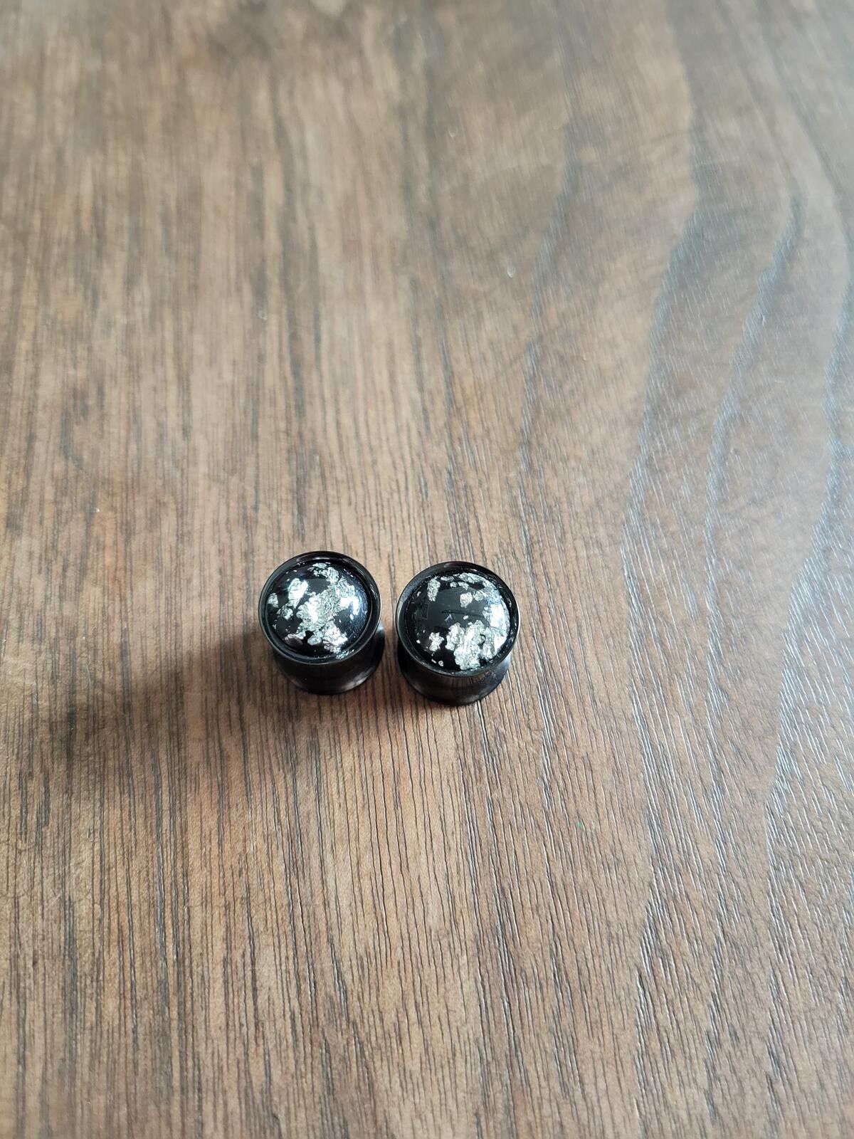 The Unbranded Brand Pair of Black Ear Plugs with Silver Foil Inlay Size 00 Size ONE SIZE - 1 Thumbnail