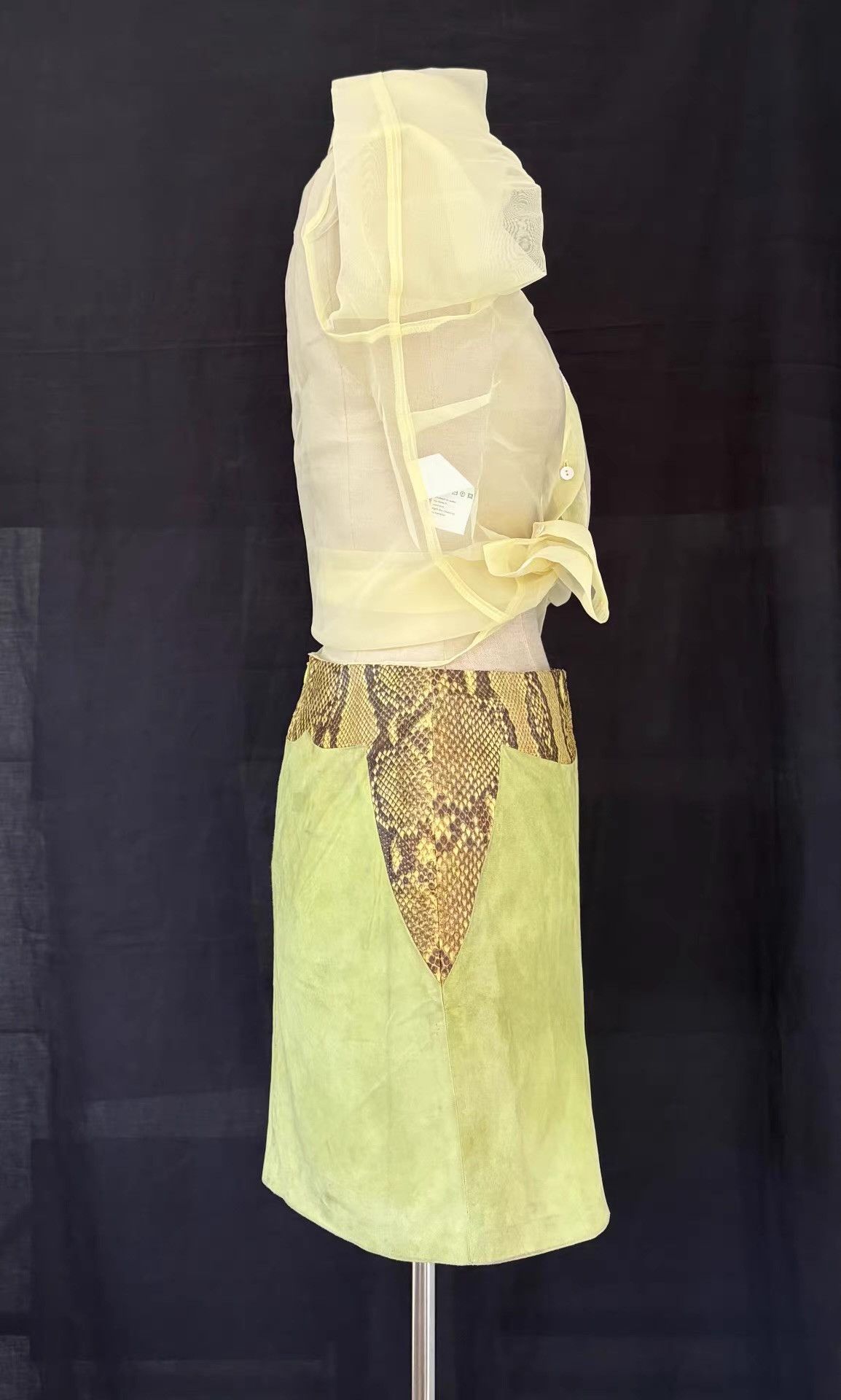 Versace Gianni Versace Genuine Leather Mini Skirt。Ｑ21 Size 28" / US 6 / IT 42 - 4 Thumbnail