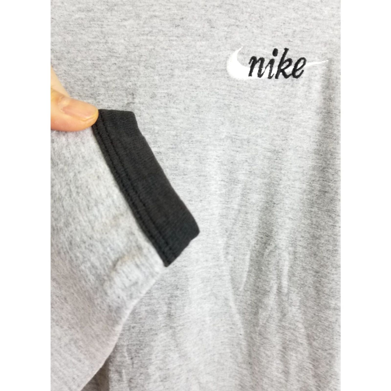 Nike VINTAGE Nike Gray Small Swoosh Long Sleeve T-Shirt SZ MEDIUM Shirt Men Adult M Long Sleeve Gray Nike Swoosh 90s Size US M / EU 48-50 / 2 - 4 Thumbnail