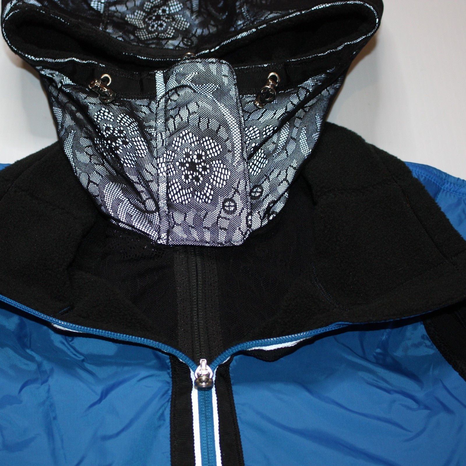 Lululemon Bundle Up Jacket in Black & Beaming Blue in size 8 NWOT Size M / US 6-8 / IT 42-44 - 20 Thumbnail