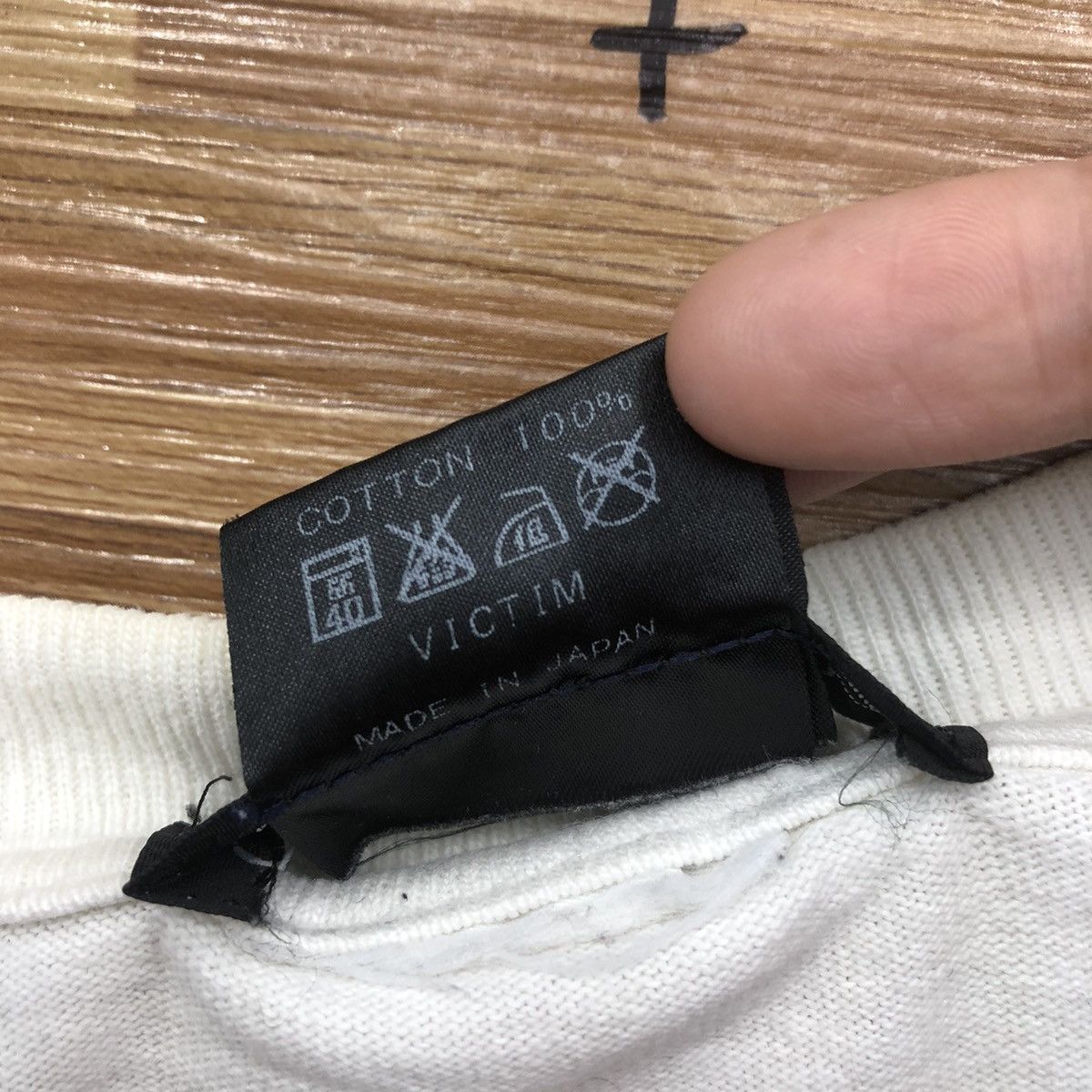 Vintage VICTIM JAPAN STREETWEAR Anarchy Painter Fotofolio Tee Shirt Size US L / EU 52-54 / 3 - 6 Thumbnail