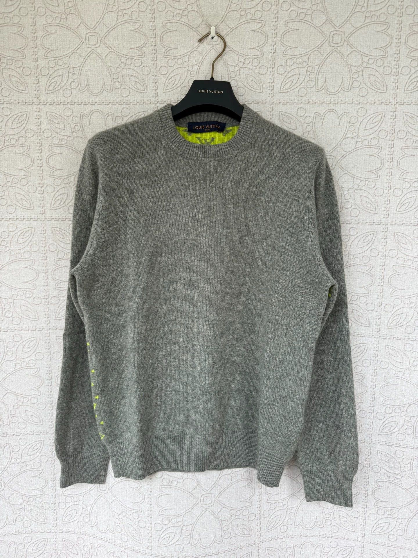 Louis Vuitton gray cashmere sweater with print design Size US L / EU 52-54 / 3 - 1 Thumbnail