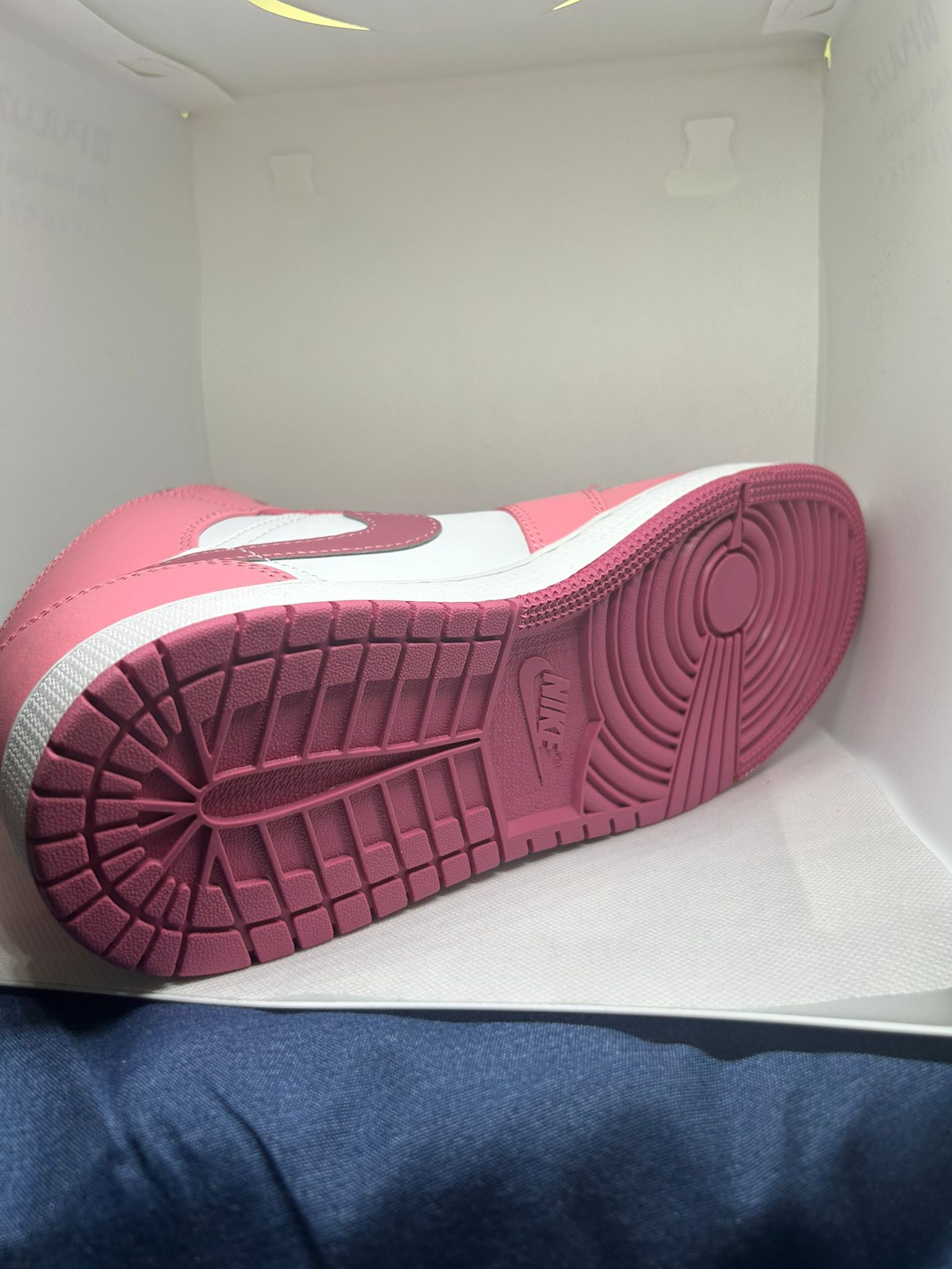 Jordan Brand Nike Air Jordan 1 Mid Valentine's Day 2023 Size US 8.5 / IT 38.5 - 6 Thumbnail
