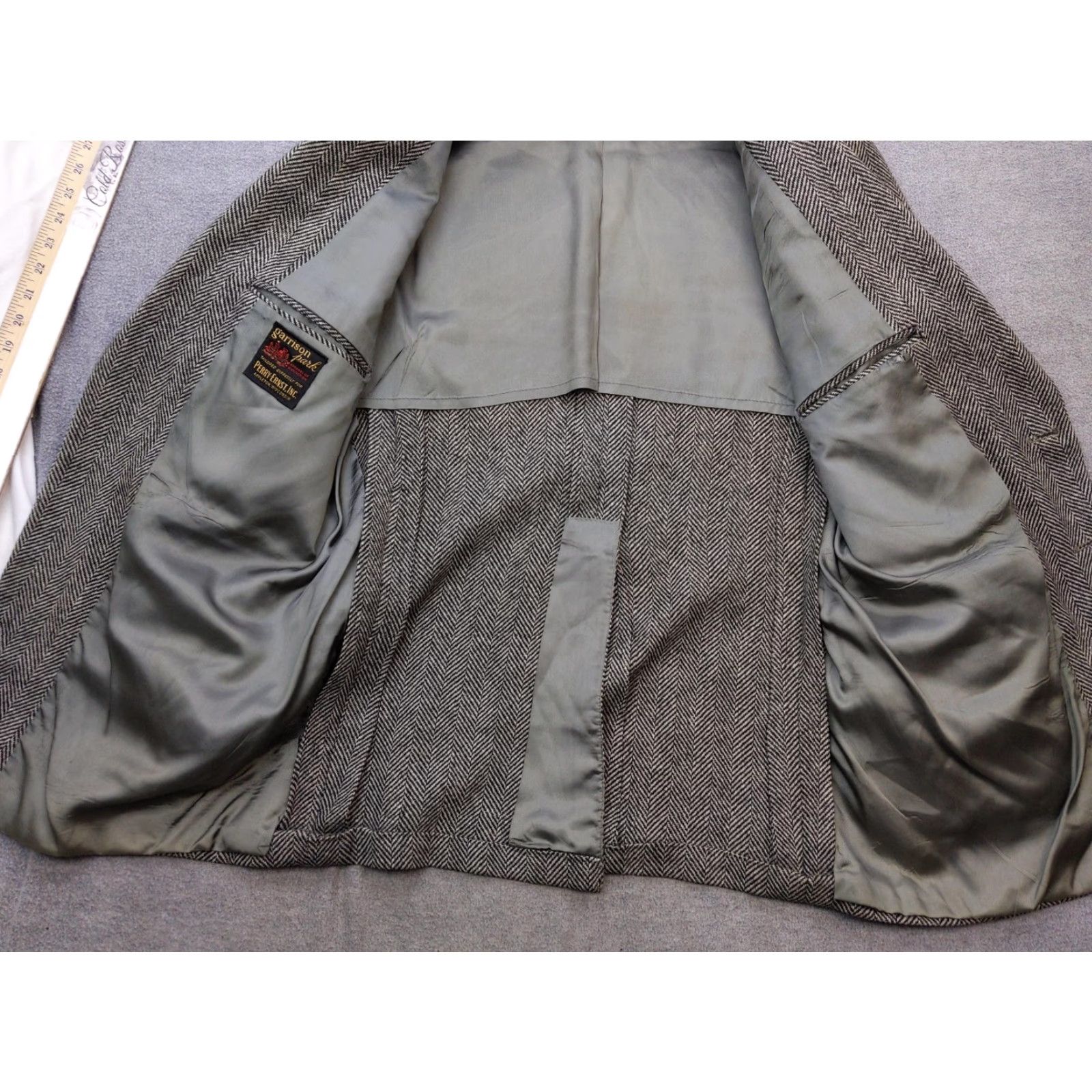 Vintage VINTAGE Garrison Park Grey Wool Tweed Herringbone 2 Button Notch Lapel Single-Breasted Sport Coat Men 42 Regular Size US XS / EU 42 / 0 - 6 Thumbnail