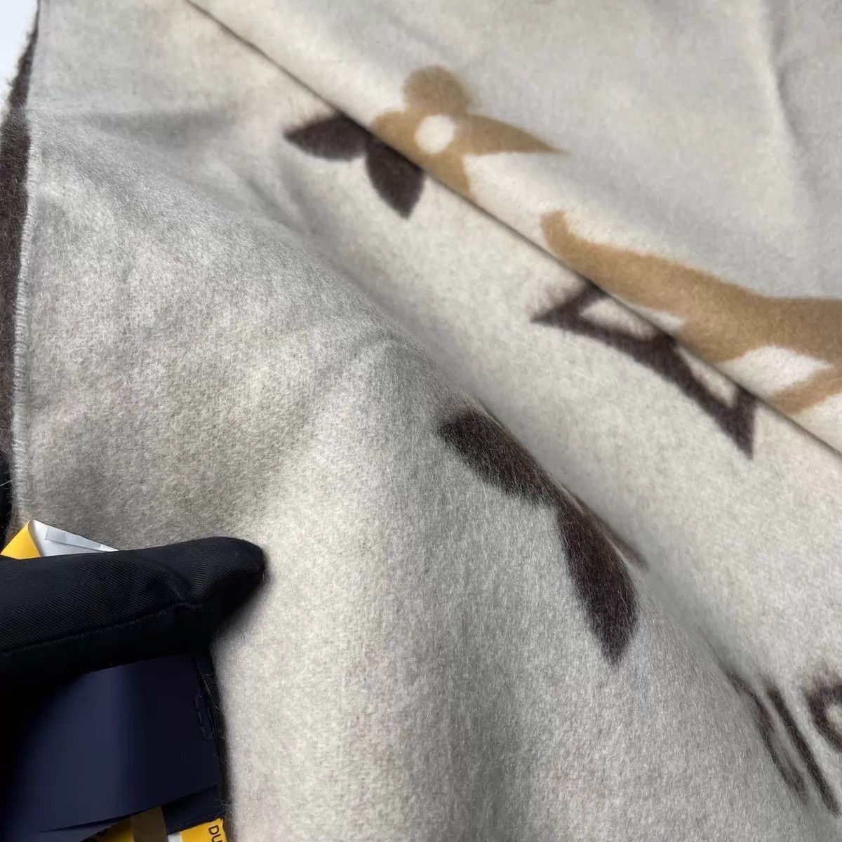 Louis Vuitton Louis Vuitton Scarf Size ONE SIZE - 6 Thumbnail