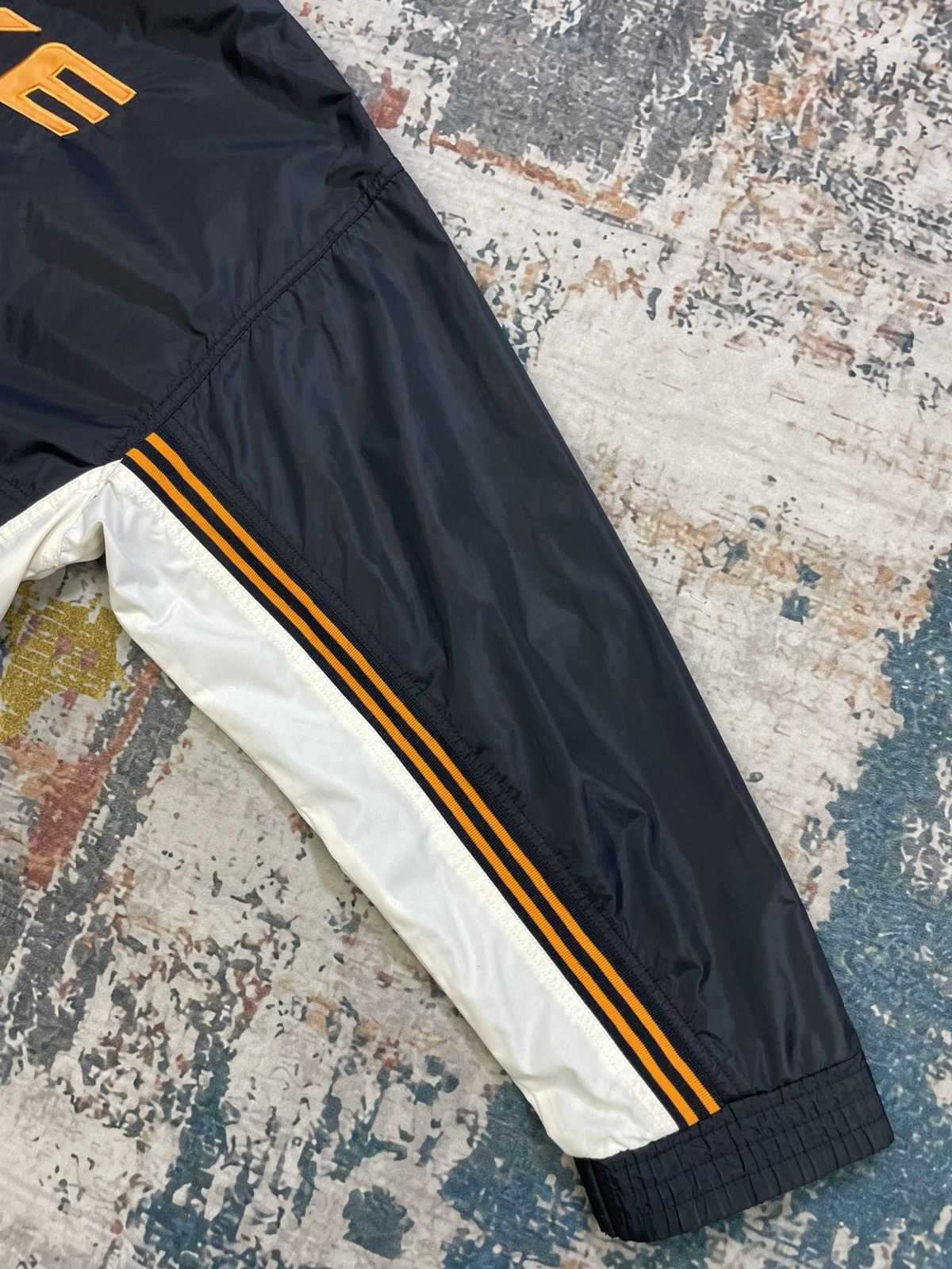 Nike Vtg 90s Nike Swoosh Back Hit Spellout Windbreaker Jacket Size US L / EU 52-54 / 3 - 7 Thumbnail