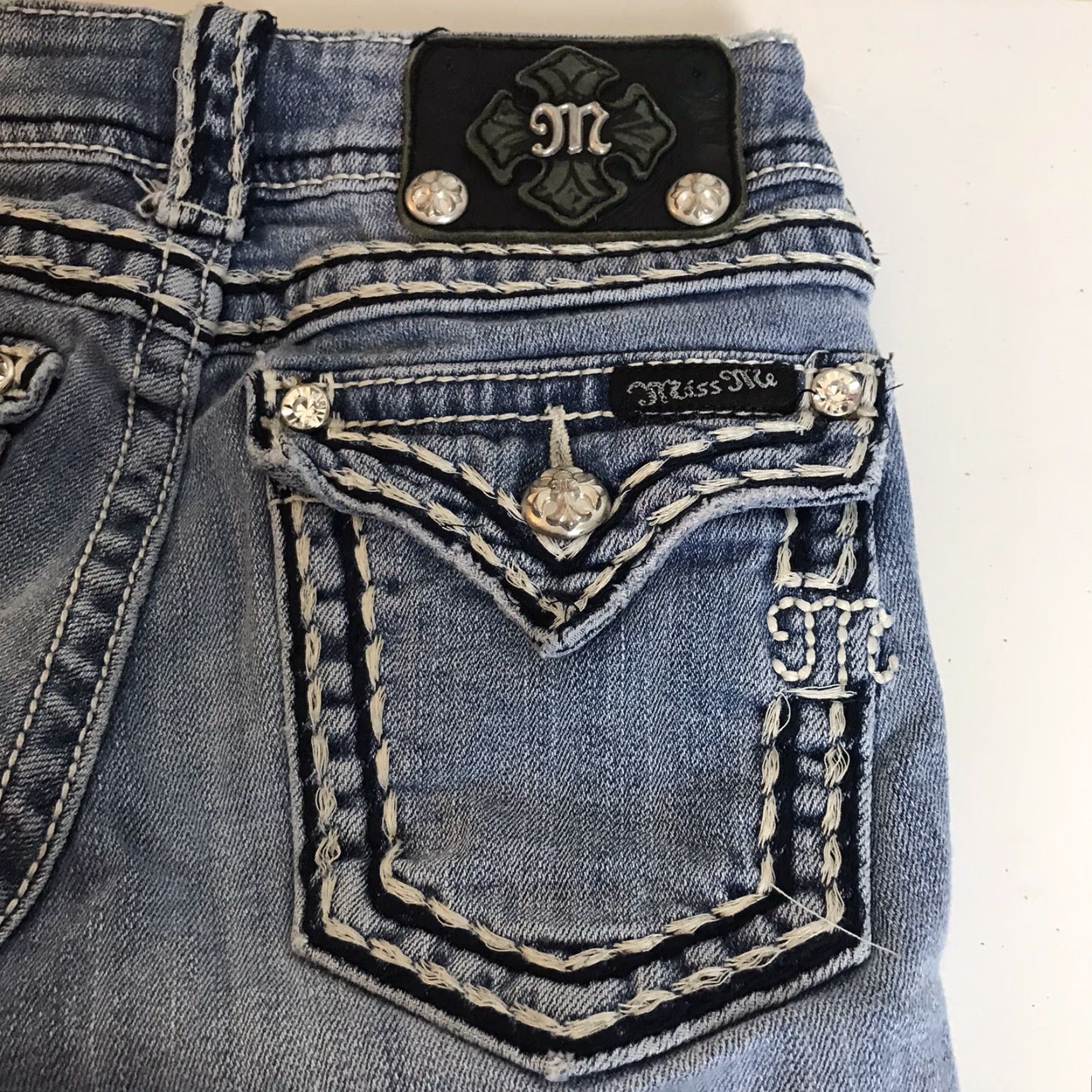 Miss Me Miss Me Capri Jeans Thick Stitch Jeweled Flap Pocket Signature Light Wash 25 Womens Capri Jeans Distressed Denim Size 42" / US 20 - 2 Thumbnail