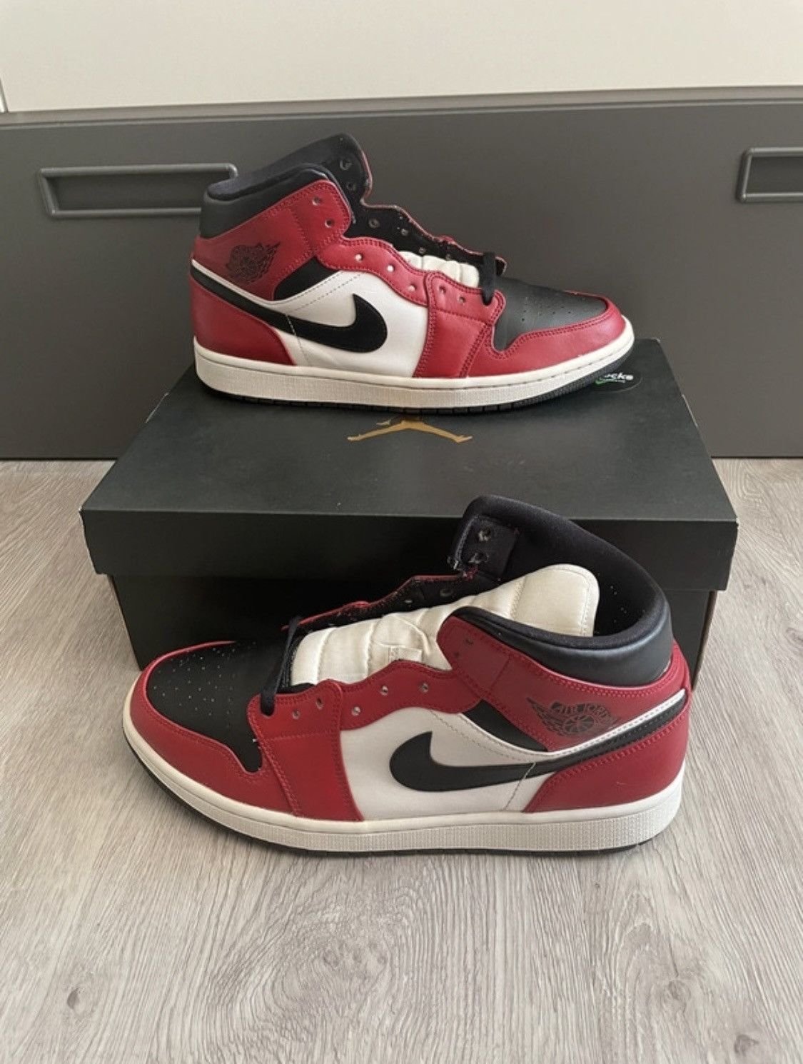 Jordan Brand × Nike Nike Air Jordan 1 Mid Chicago Black Toe Size US 10 / EU 43 - 2 Thumbnail