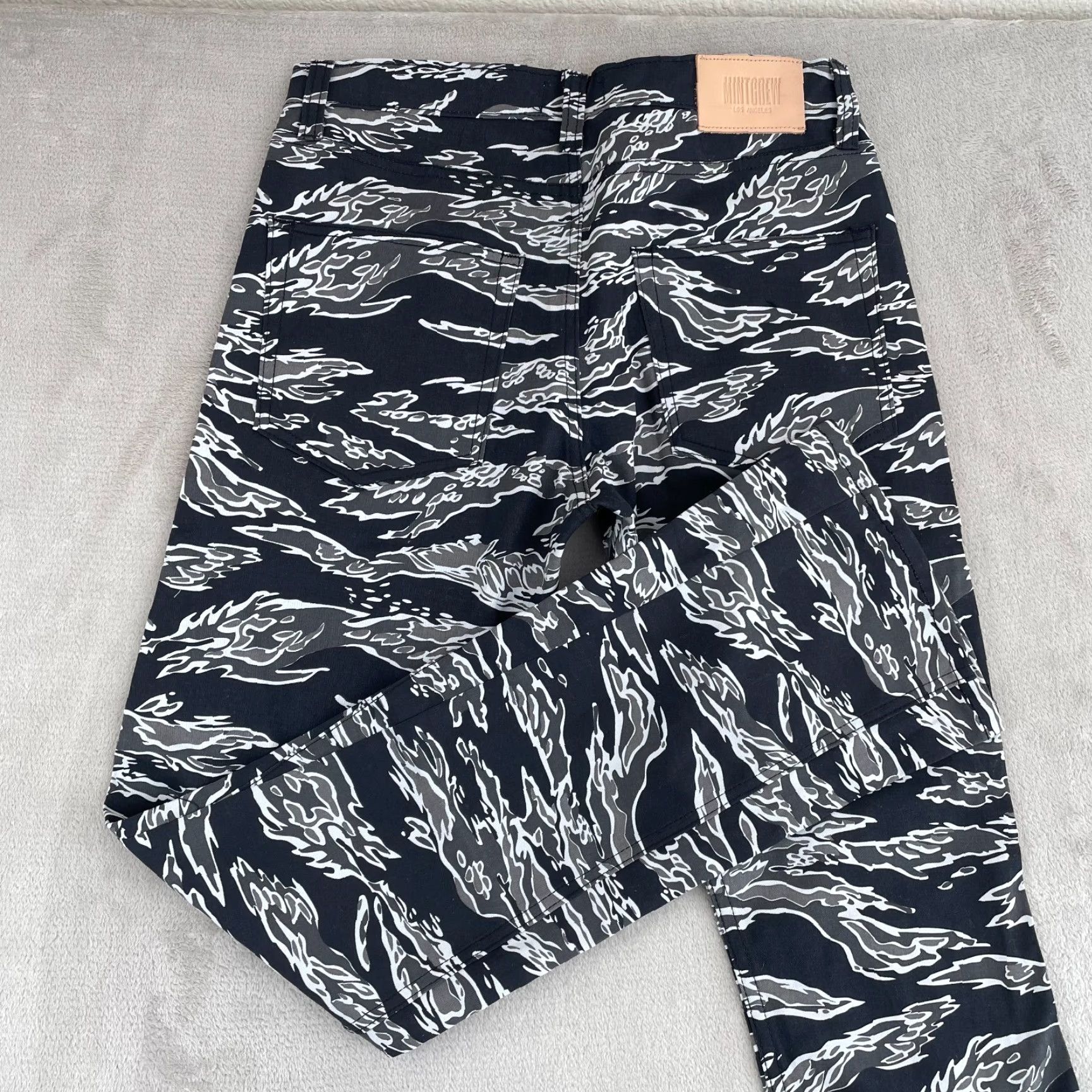 Vintage MINTCREW Los Angeles Flared Pants Men 34x33 Black Tiger Stripe Camo NWT Size US 34 / EU 50 - 2 Thumbnail
