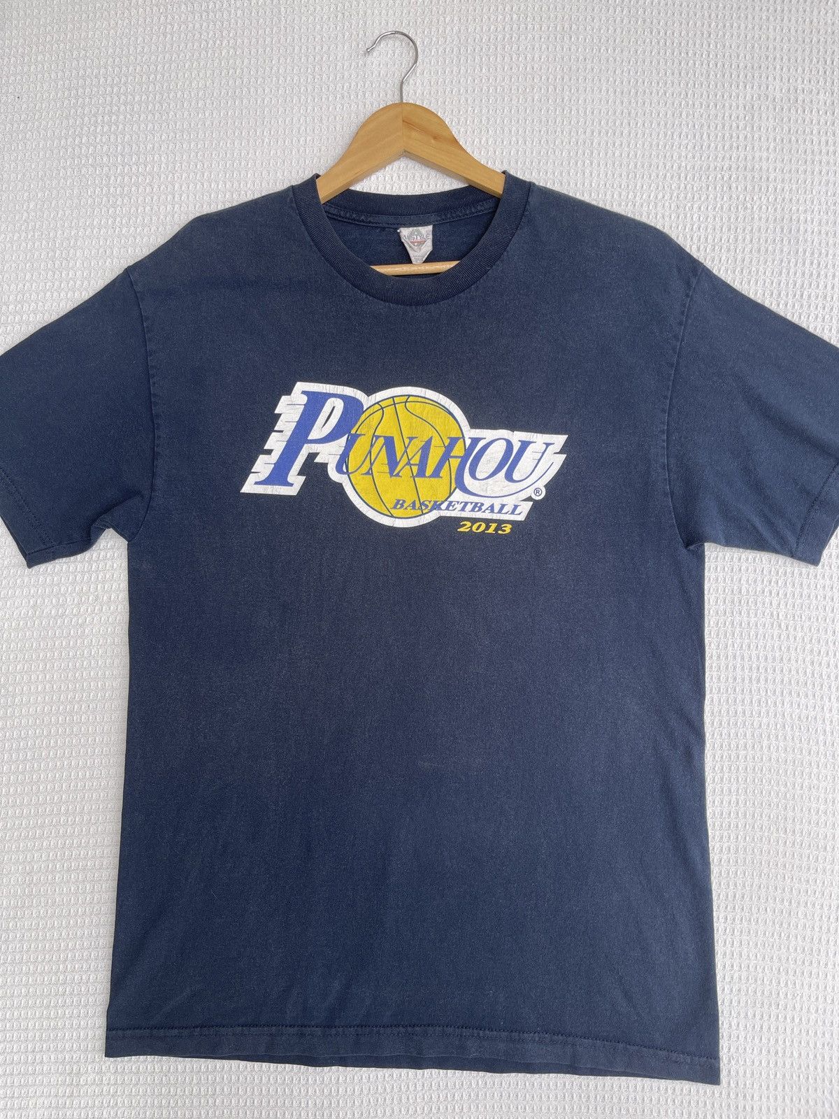 NBA Rare🔥Vintage Punohou Basketball T-Shirt Size US L / EU 52-54 / 3 - 7 Thumbnail