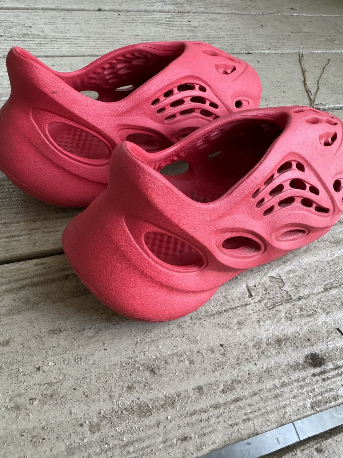 Adidas adidas Yeezy Foam RNNR Vermillion Size US 8 / EU 41 - 2 Thumbnail