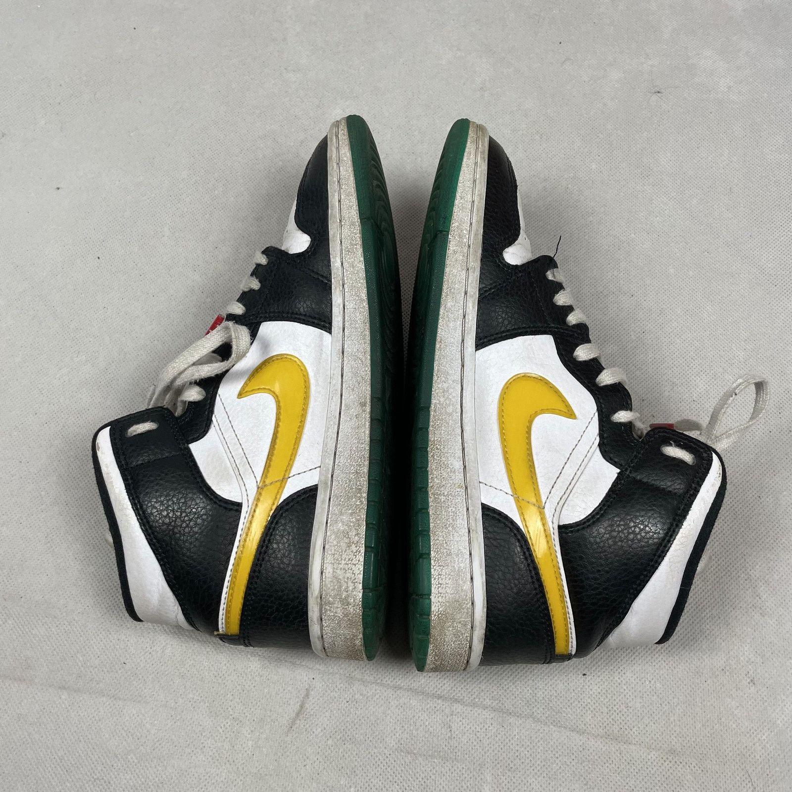 Jordan Brand Air Jordan 1 Mid Alternate BQ6472-063 Women's White Shoes 8 Size US 8 / IT 38 - 3 Thumbnail
