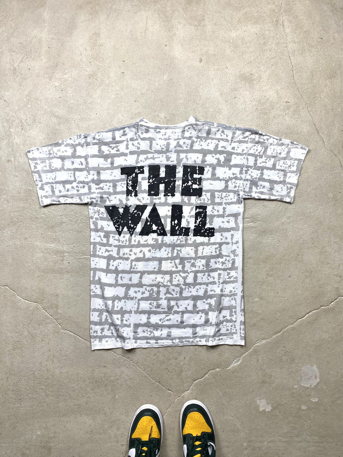 Band Tees Very Rare ! Vintage 1980’s Pink Floyd The Wall Album T Shirt Size US XL / EU 56 / 4 - 2 Thumbnail