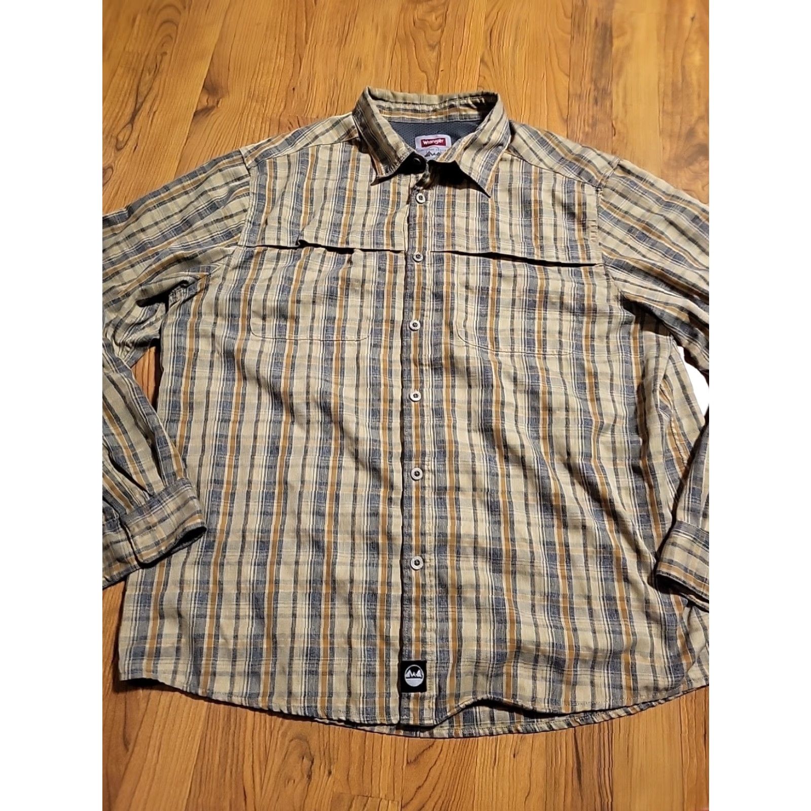 Wrangler Wrangler Outdoor Series XL Shirt Tan Plaid Long Sleeve Button-Up with Pockets Mens XL Tan Plaid Outdoor Series Shirt Size US XL / EU 56 / 4 - 6 Thumbnail