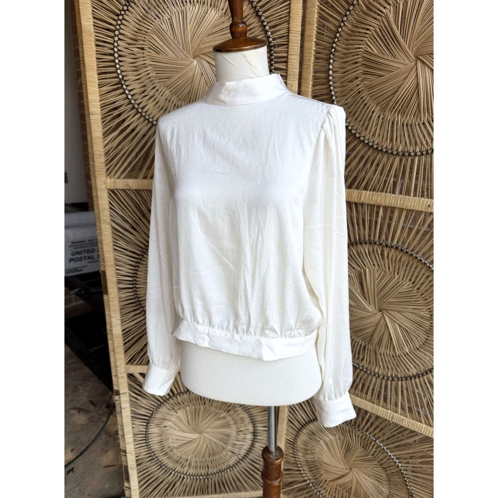 Banana Republic Banana Republic Backless Tie Top Blouse White M Women Shirt Tie Closure Vintage? Size M / US 6-8 / IT 42-44 - 2 Thumbnail
