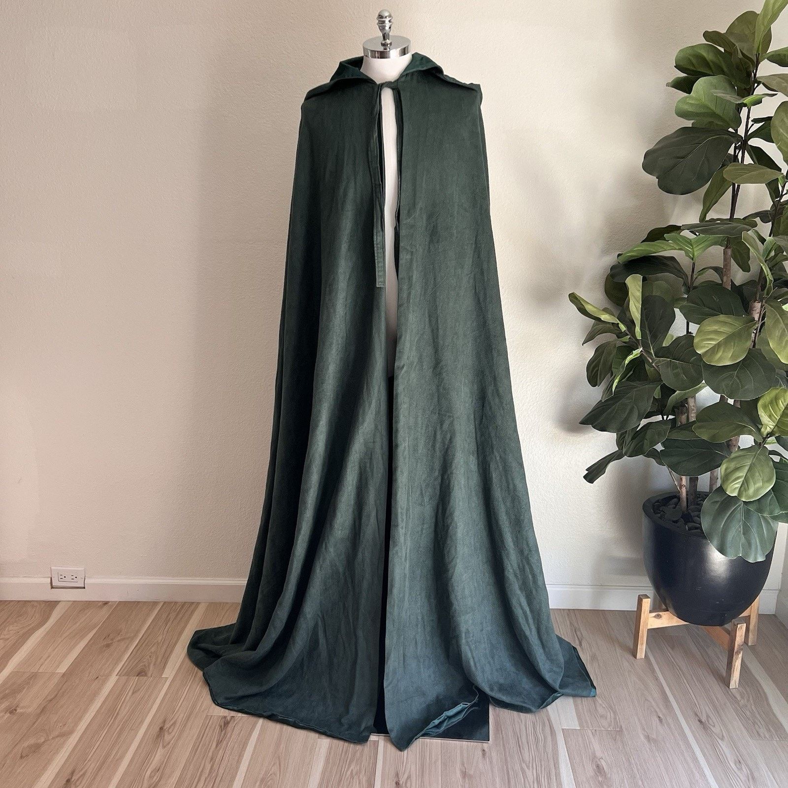 Other NWT Von Lancelot Velvet Hooded Cloak Renaissance Cosplay Size US L / EU 52-54 / 3 - 1 Thumbnail