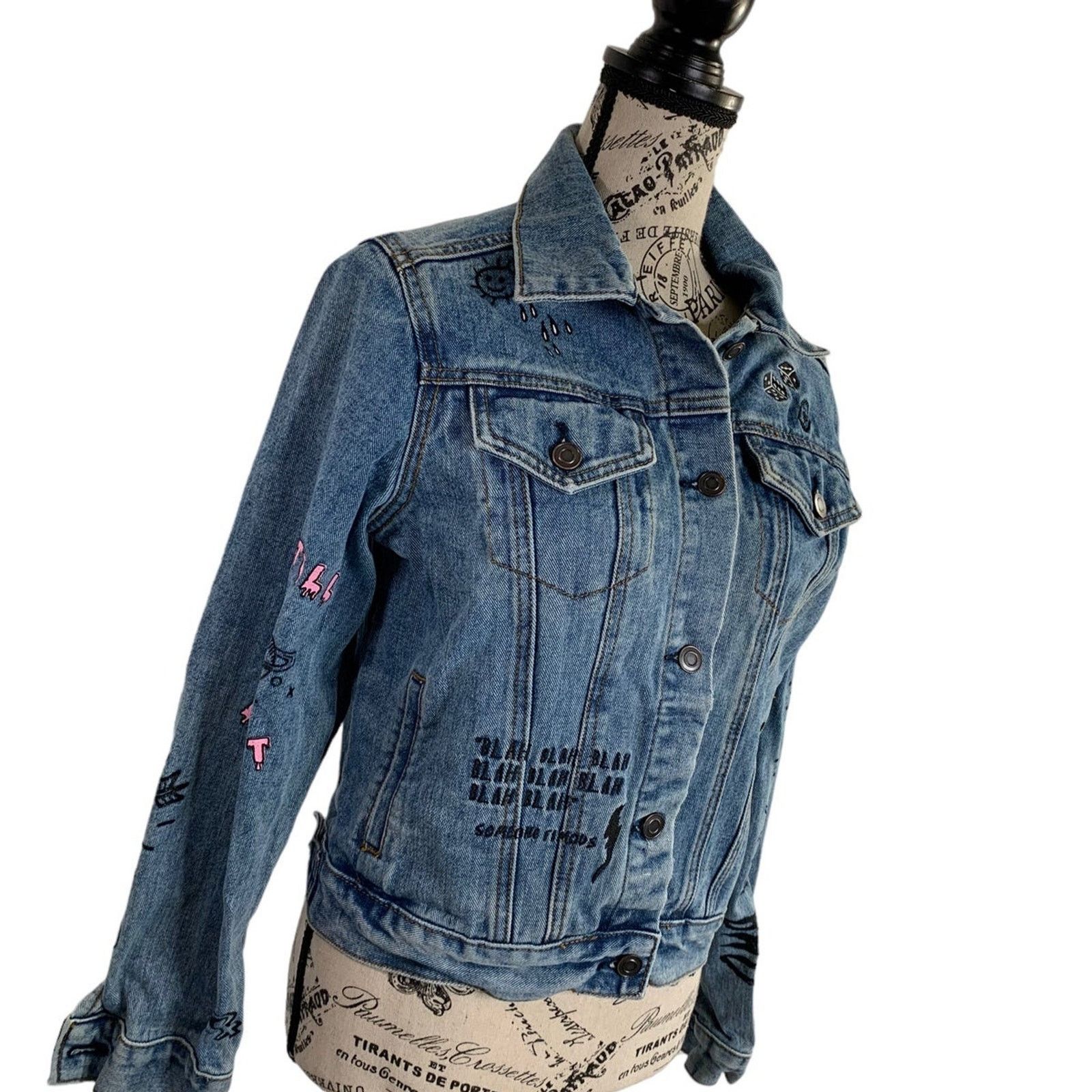 Forever 21 Forever 21 Denim Jean Jacket Women Small Crop Graffiti Patch Size S / US 4 / IT 40 - 3 Thumbnail