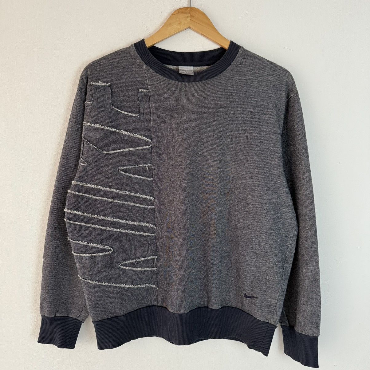 Nike Nike Embroidered Sweatshirt. Size US L / EU 52-54 / 3 - 1 Thumbnail