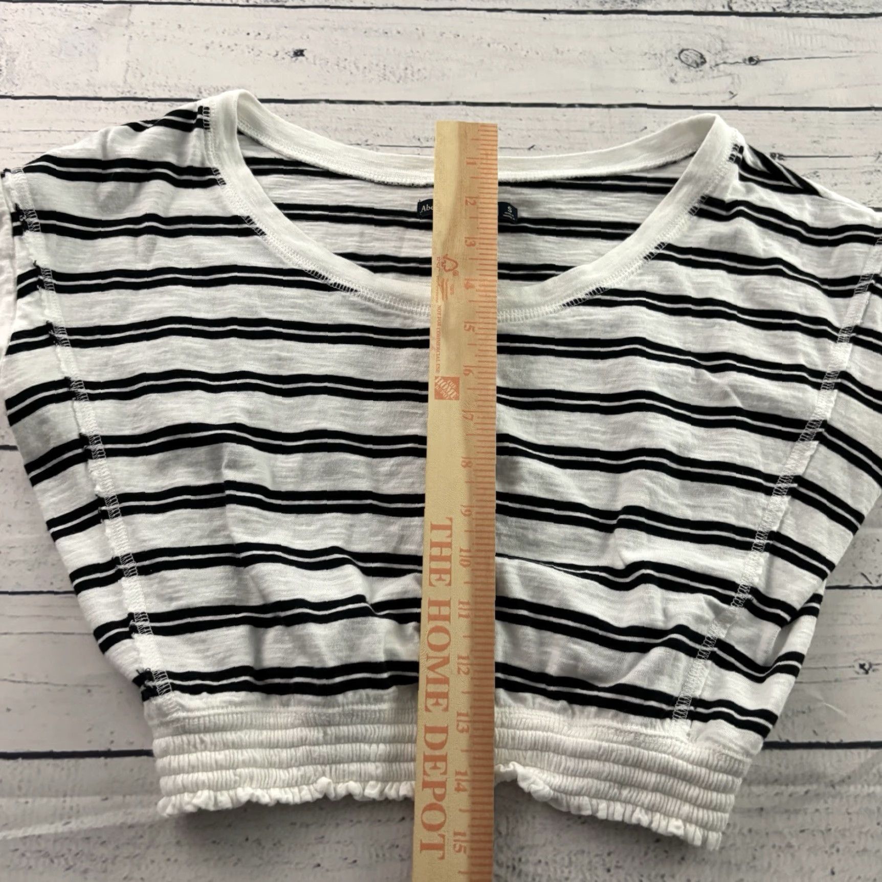 Abercrombie & Fitch VINTAGE Abercrombie & Fitch Striped Cropped T Shirt Top Women's Small White Black Size S / US 4 / IT 40 - 4 Thumbnail
