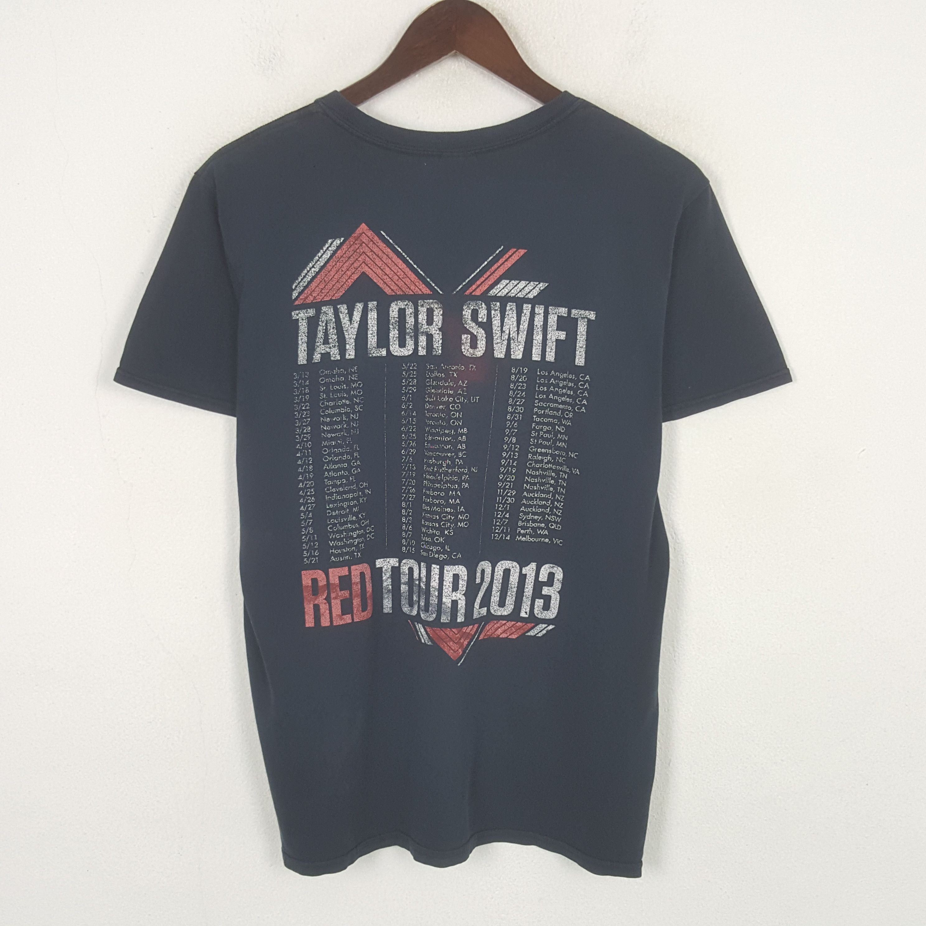 Other Vintage Taylor Swift Red 2013 Tour Tshirt Size US M / EU 48-50 / 2 - 3 Thumbnail