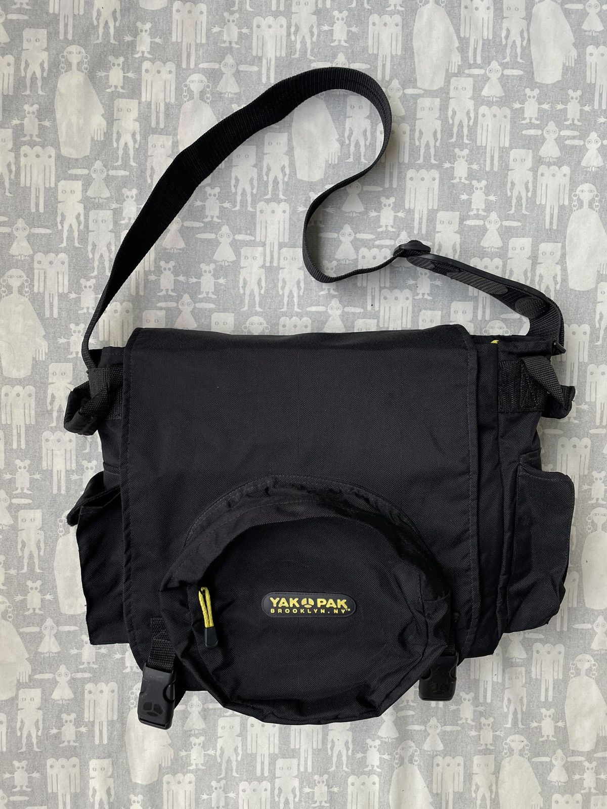 image of Vintage Yak Pak Nyc Rave Dj Messenger Bag 1990's in Black, Men's
