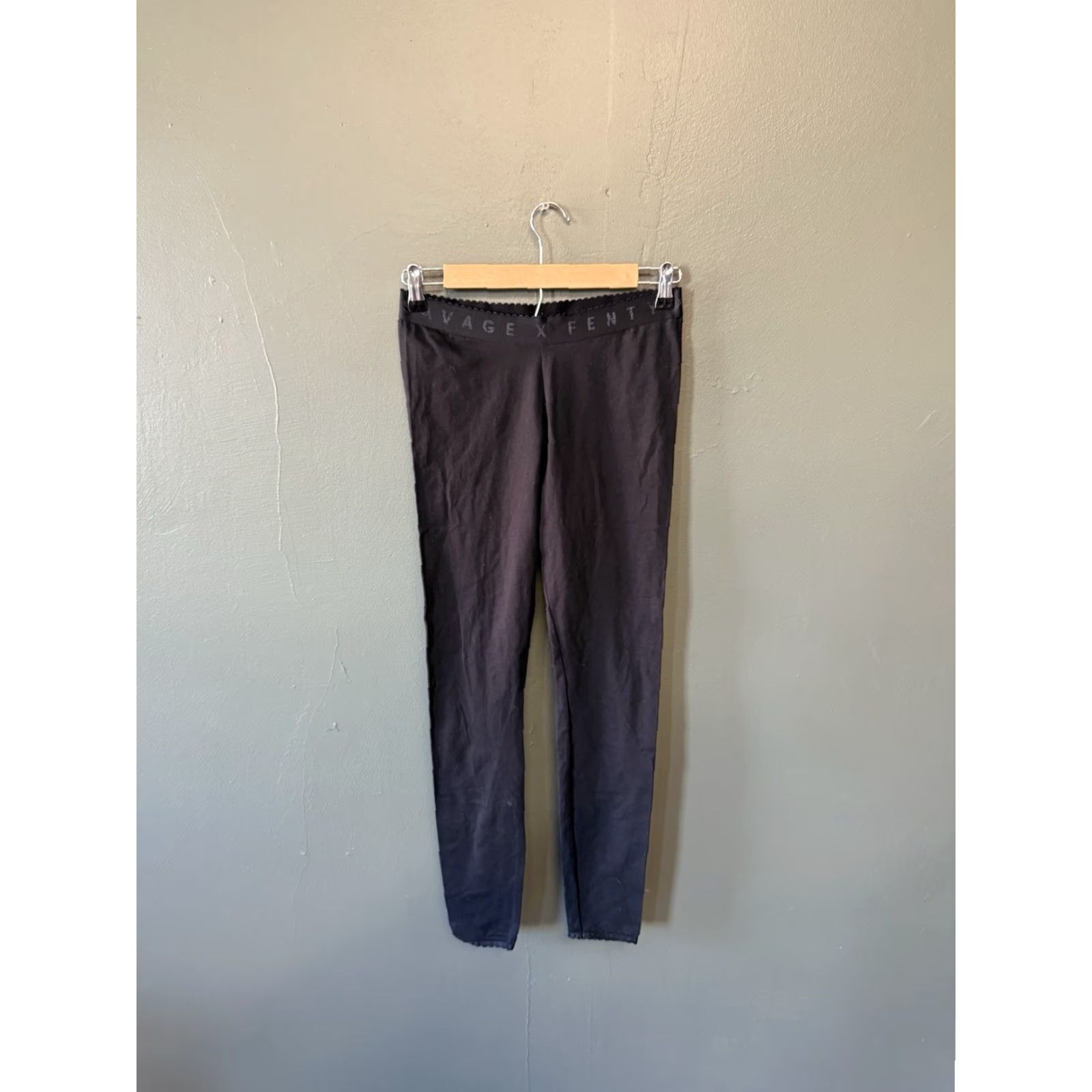 Vintage Savage x Fenty Womens Black Cropped Baselayer Pants S NWT Cropped Regular Size Small 26in Inseam Black Womens Baselayer Cropped Pants Size 28" / US 6 / IT 42 - 2 Thumbnail