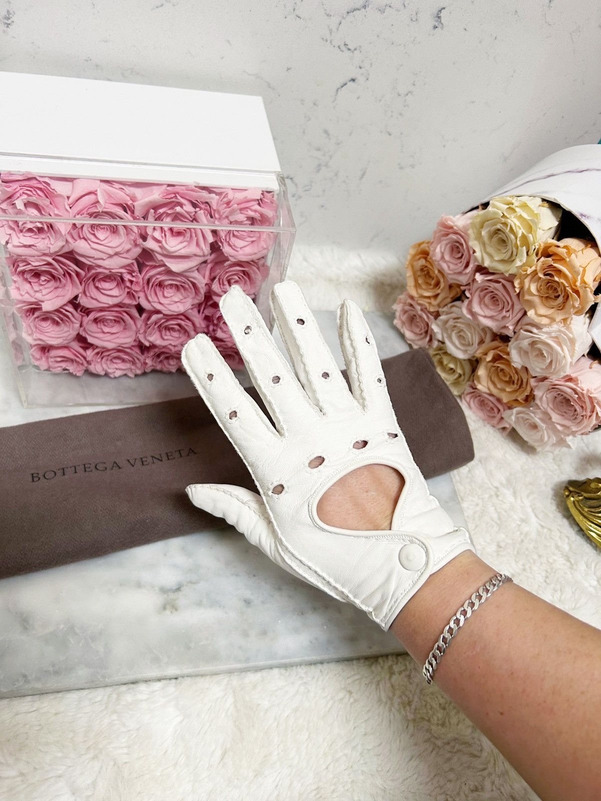 Bottega Veneta Authentic Bottega Veneta White Lambskin Driving Gloves Size ONE SIZE - 12 Thumbnail