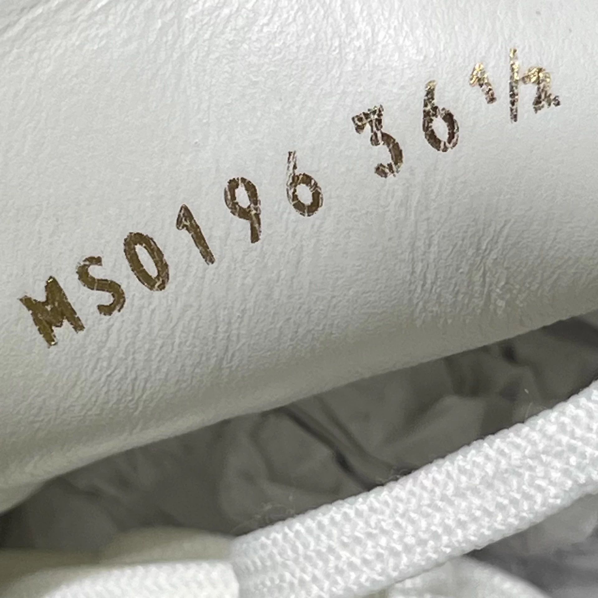 Louis Vuitton LV Classic Metal White Sneakers UK2.5 EU36.5 Size US 5.5 / IT 35.5 - 8 Thumbnail
